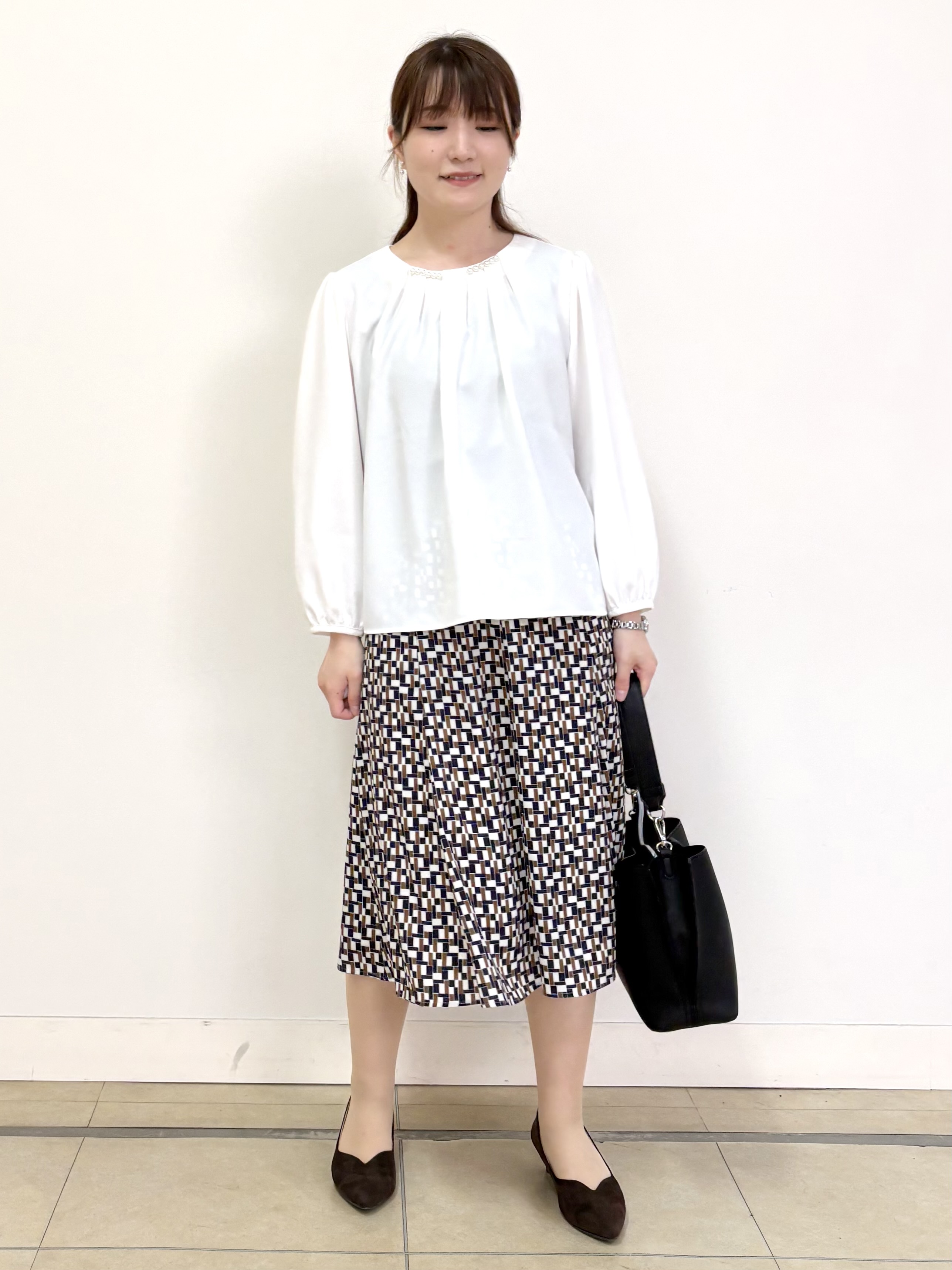mikiさんの「Reflect｜【SS-4Lサイズ／通勤／セレモニー】パール調ボタンブラウス」を使ったコーディネート