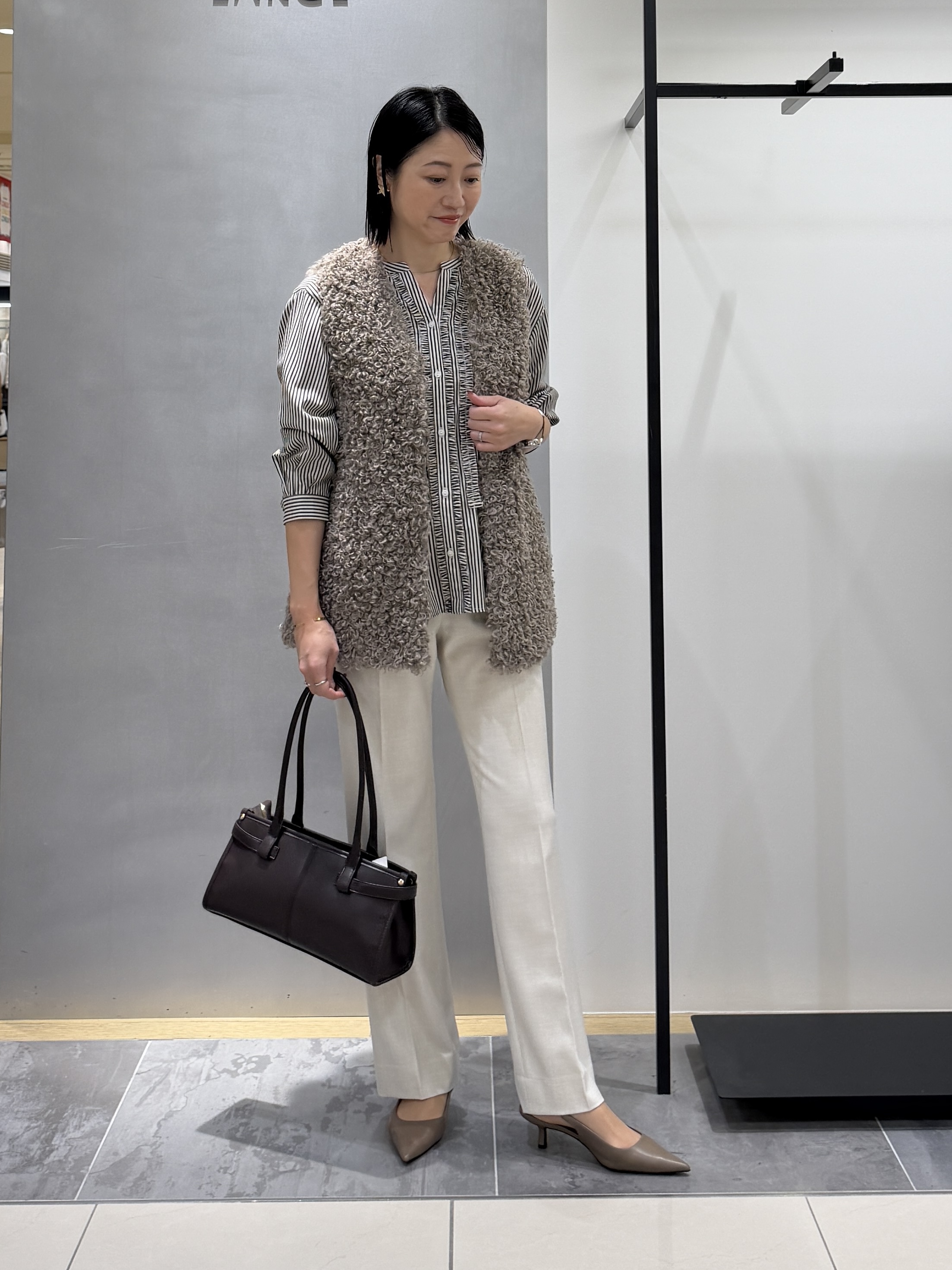 shihoさんの「INDIVI｜【羽織るだけでお洒落】カールエコファー ジレ」を使ったコーディネート