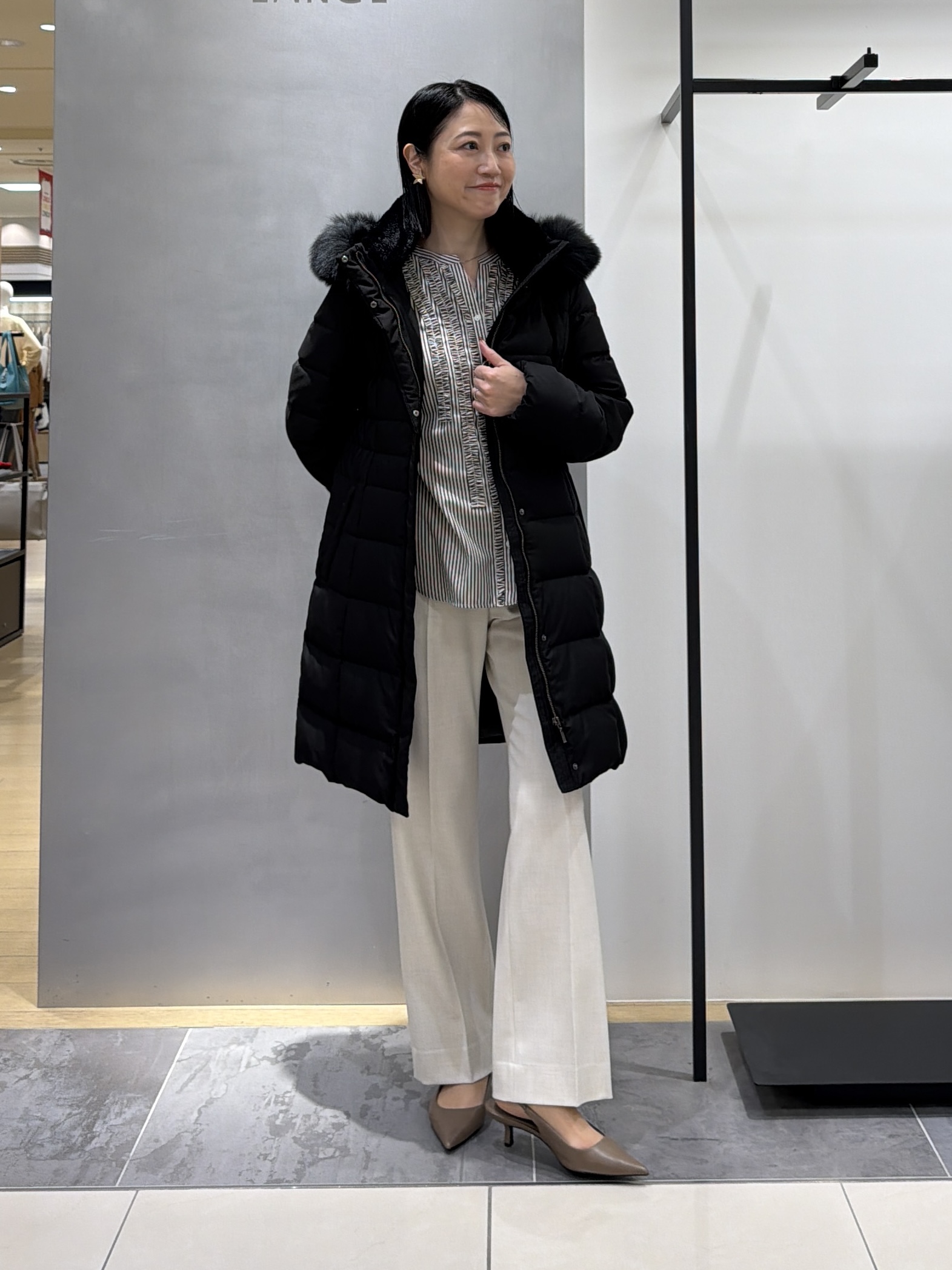 shihoさんの「INDIVI｜【名品／撥水／抗菌防臭】ロング丈リサイクルダウンコート」を使ったコーディネート