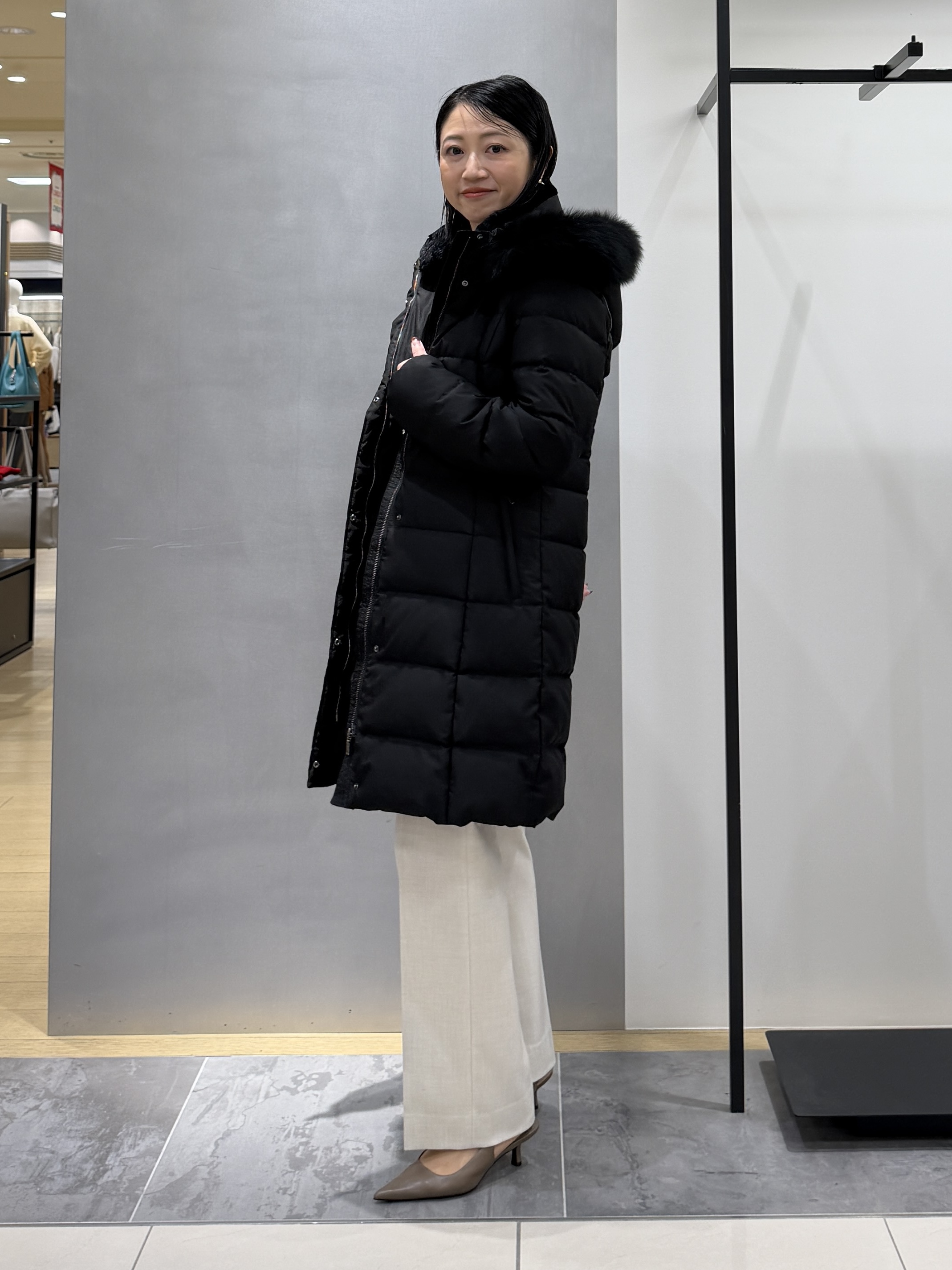 shihoさんの「INDIVI｜【名品／撥水／抗菌防臭】ロング丈リサイクルダウンコート」を使ったコーディネート