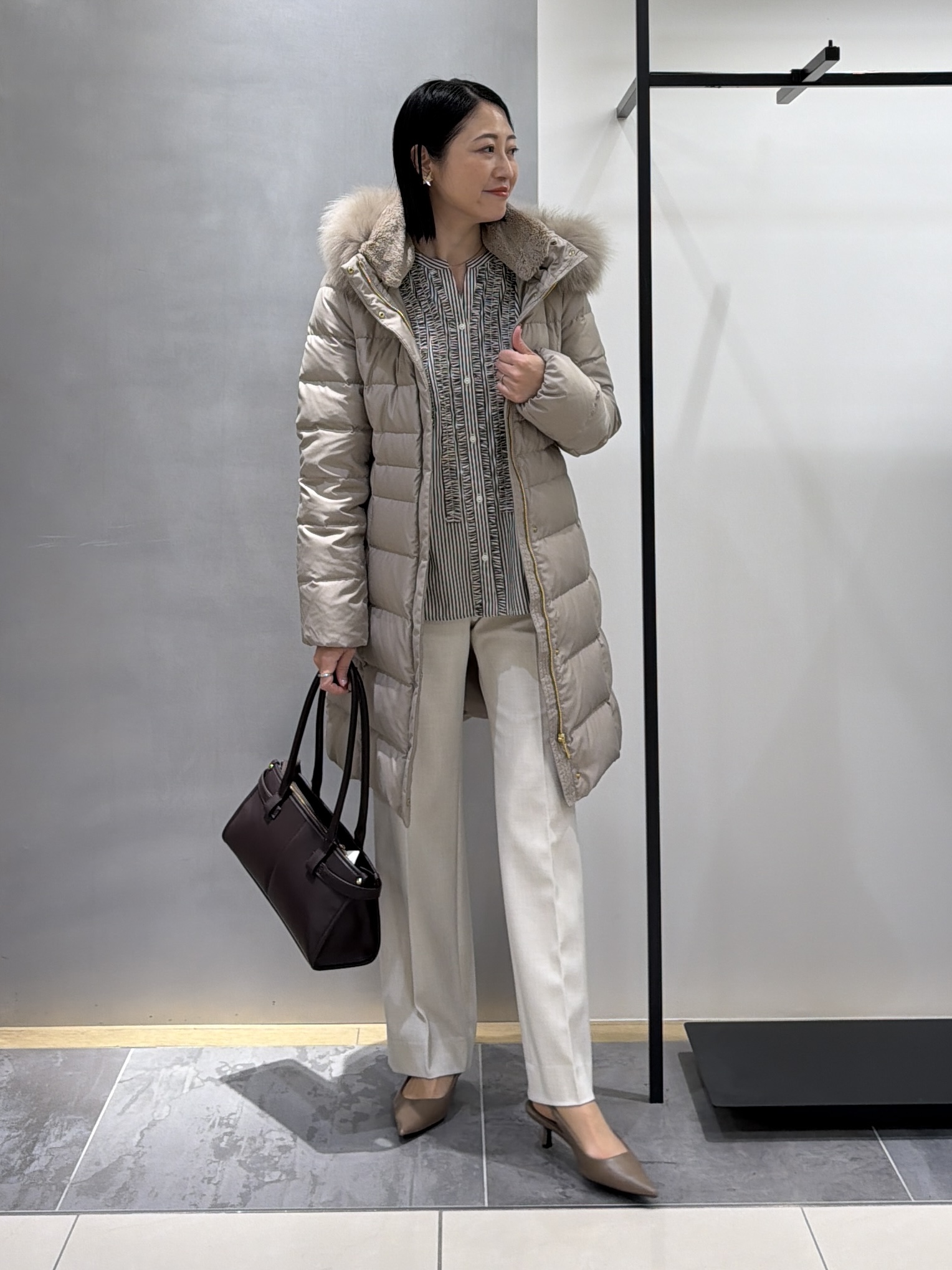 shihoさんの「INDIVI｜【名品／撥水／抗菌防臭】ロング丈リサイクルダウンコート」を使ったコーディネート