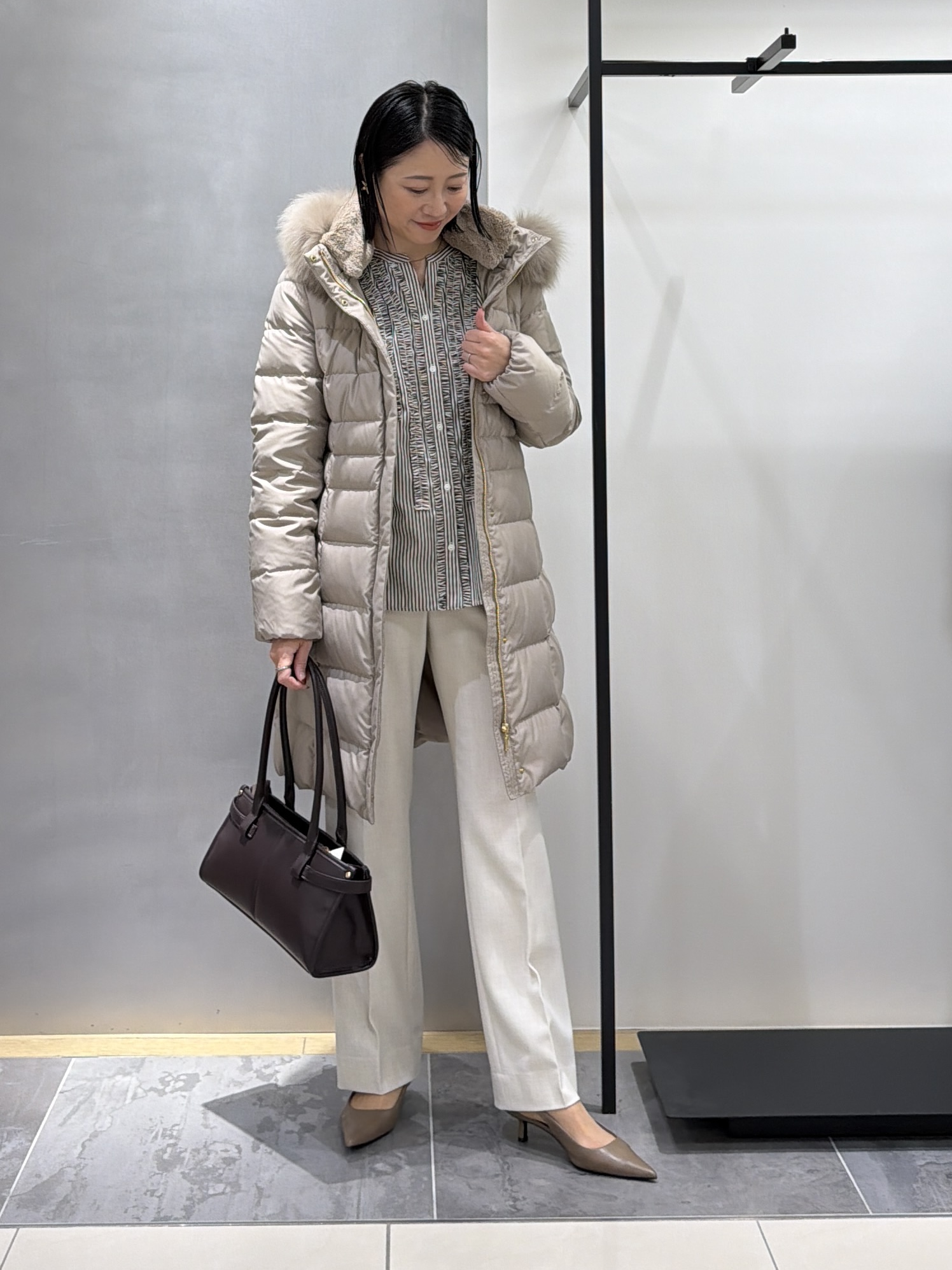 shihoさんの「INDIVI｜【名品／撥水／抗菌防臭】ロング丈リサイクルダウンコート」を使ったコーディネート