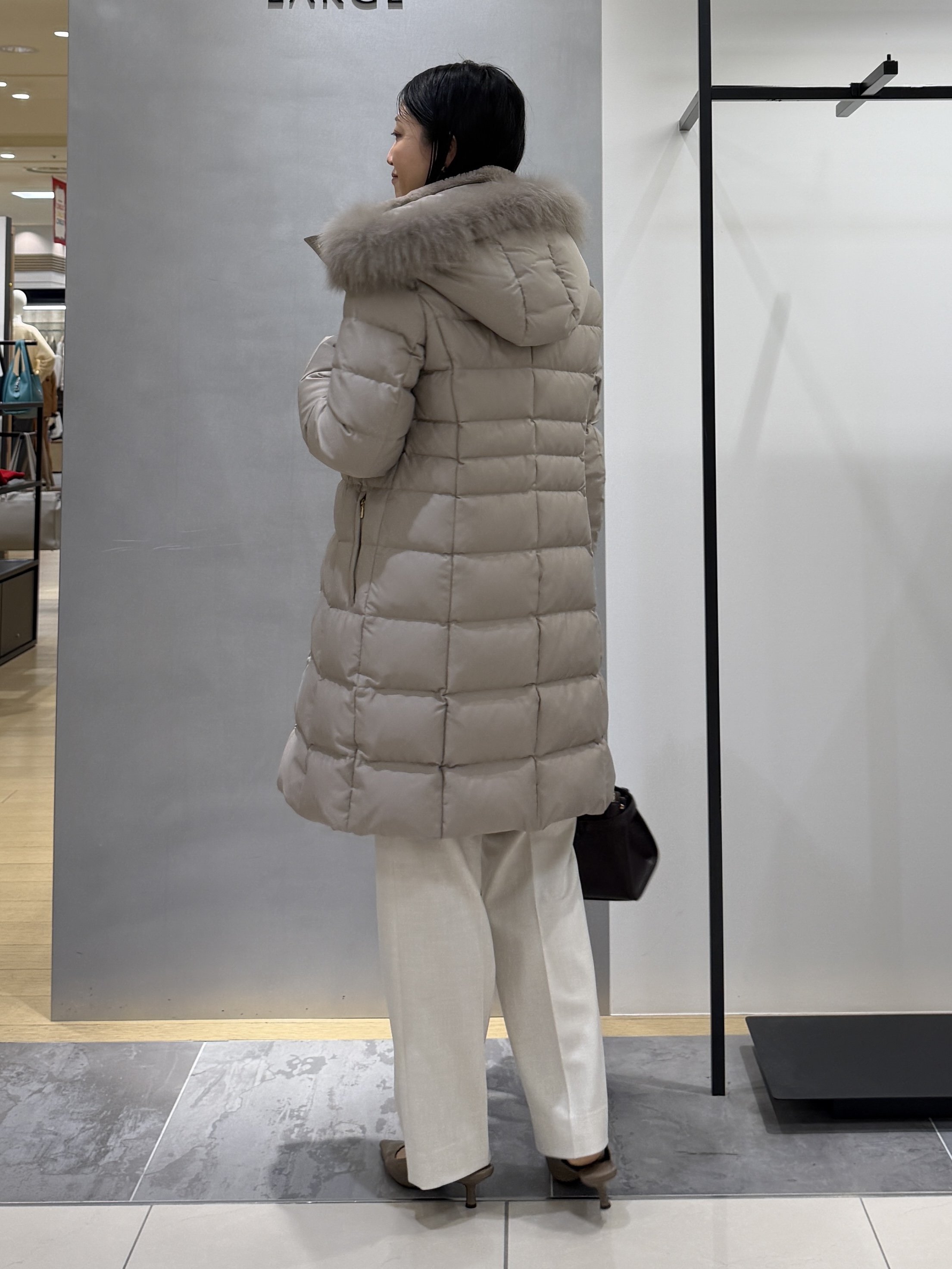 shihoさんの「INDIVI｜【名品／撥水／抗菌防臭】ロング丈リサイクルダウンコート」を使ったコーディネート