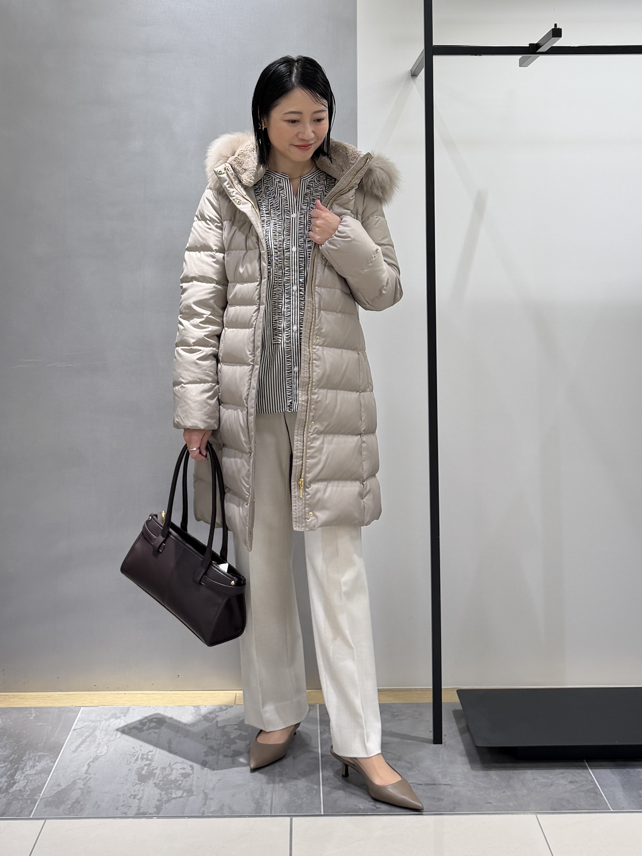shihoさんの「INDIVI｜【名品／撥水／抗菌防臭】ロング丈リサイクルダウンコート」を使ったコーディネート