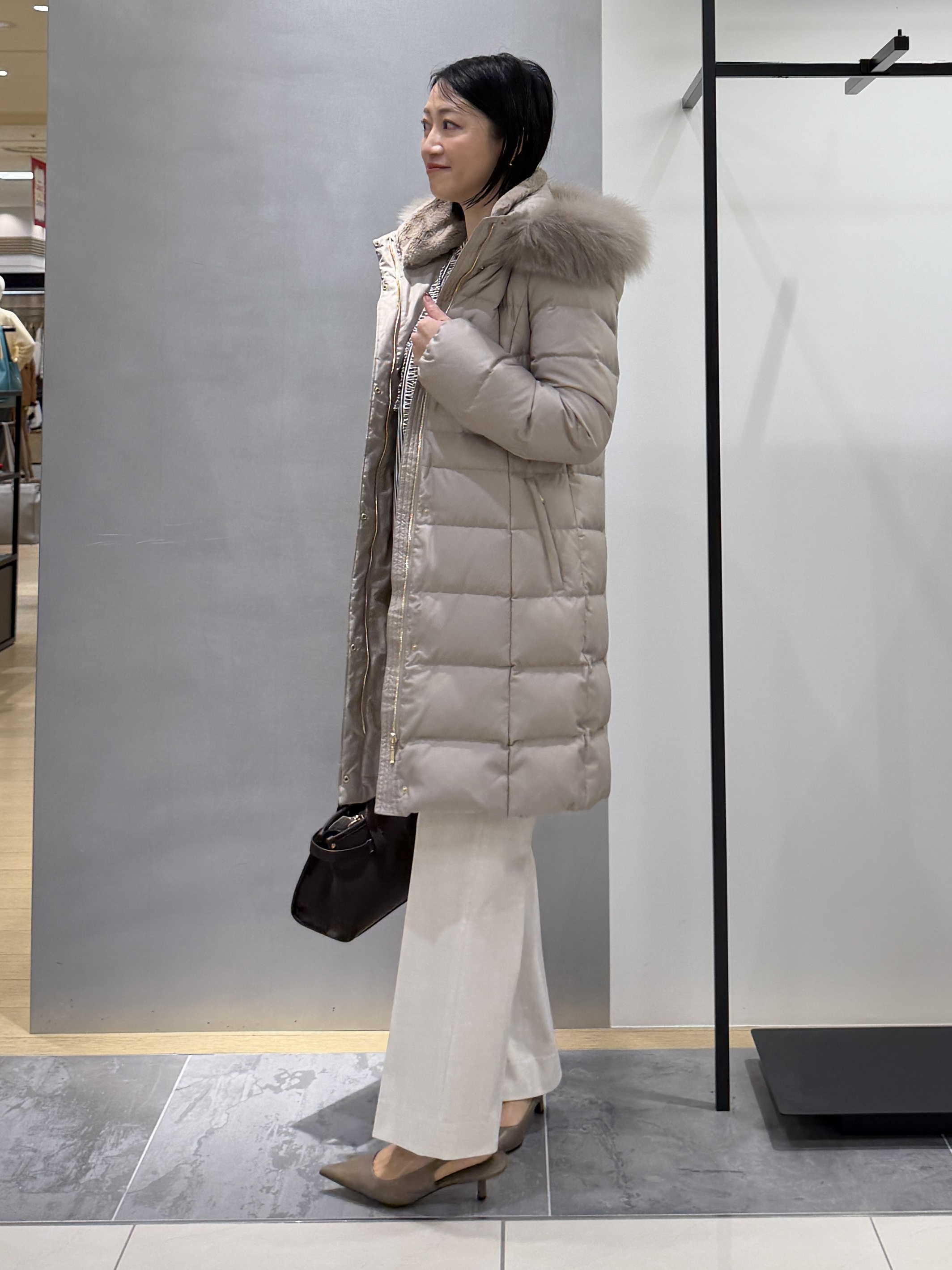 shihoさんの「INDIVI｜【名品／撥水／抗菌防臭】ロング丈リサイクルダウンコート」を使ったコーディネート