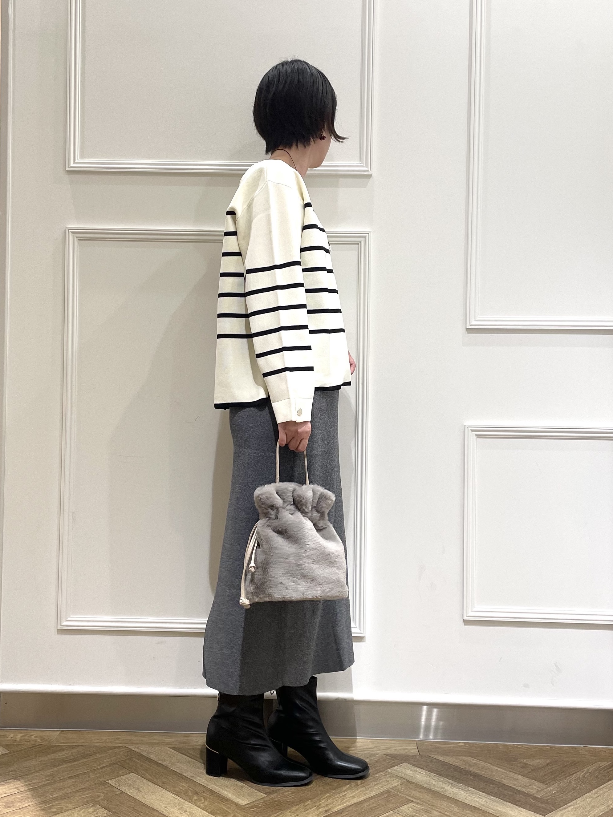 SOさんの「SHOO･LA･RUE｜【洗濯機可/S-LL】抜け感ある着こなしに 金ボタン付き スポンディッシュ クルーネックニット」を使ったコーディネート