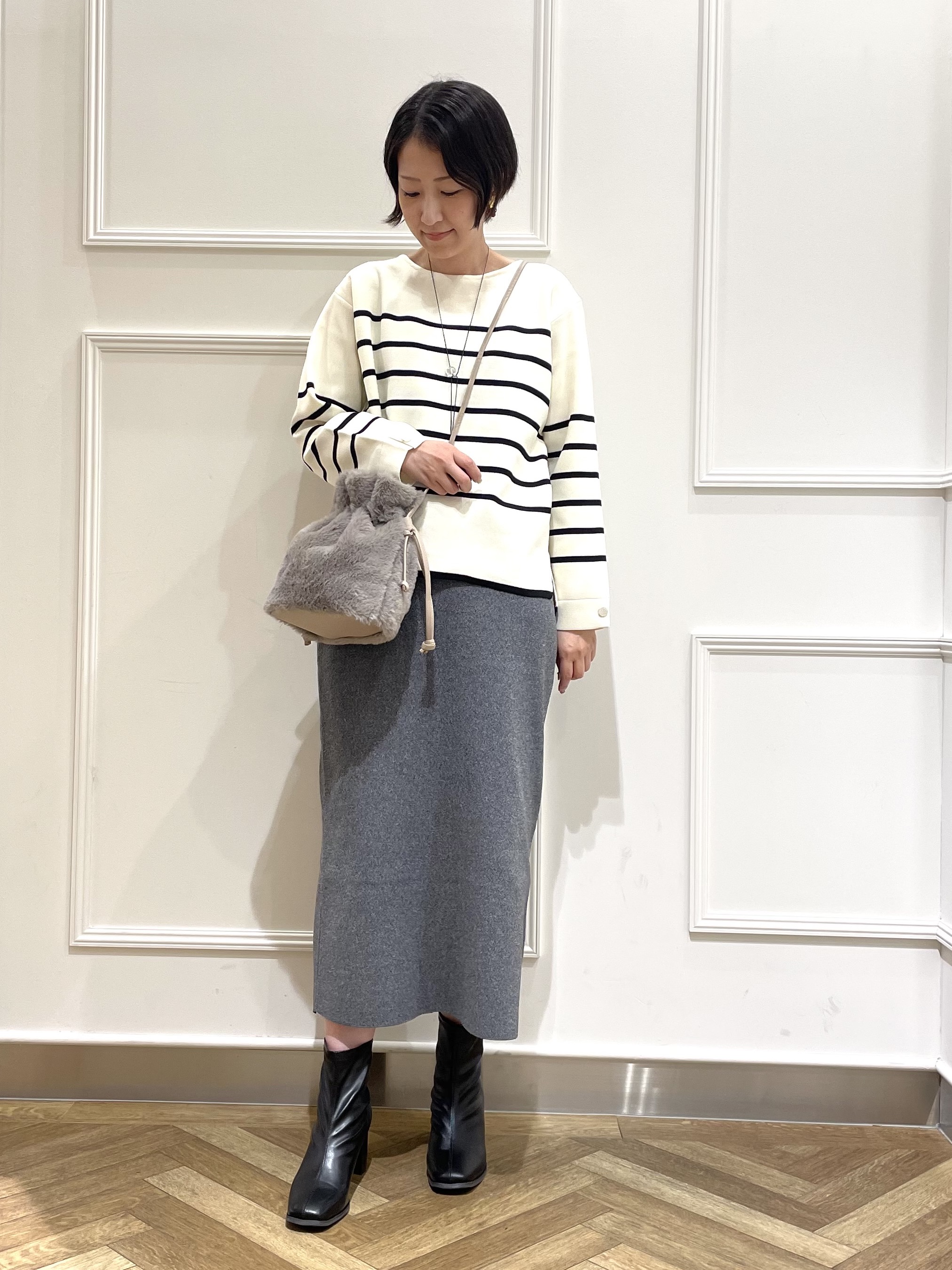 SOさんの「SHOO･LA･RUE｜【洗濯機可/S-LL】抜け感ある着こなしに 金ボタン付き スポンディッシュ クルーネックニット」を使ったコーディネート