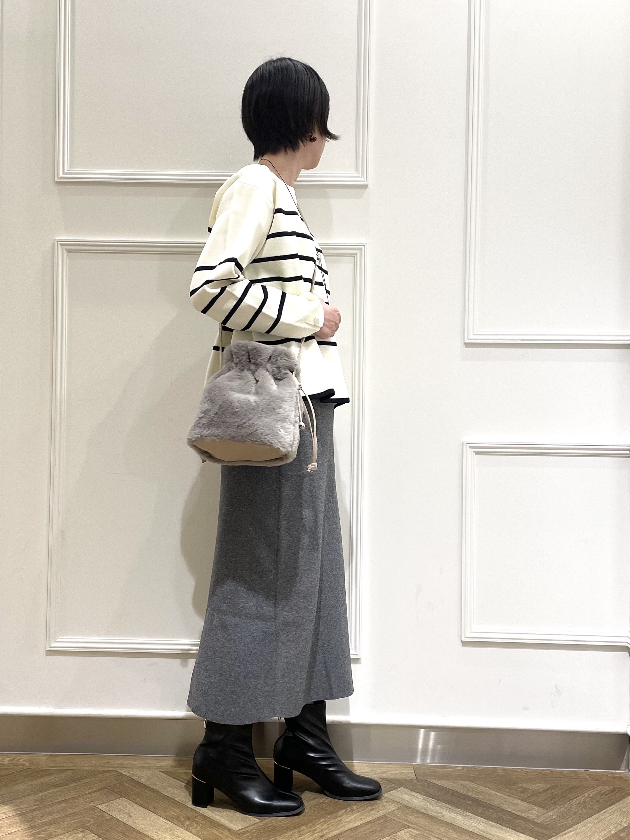 SOさんの「SHOO･LA･RUE｜【洗濯機可/S-LL】抜け感ある着こなしに 金ボタン付き スポンディッシュ クルーネックニット」を使ったコーディネート