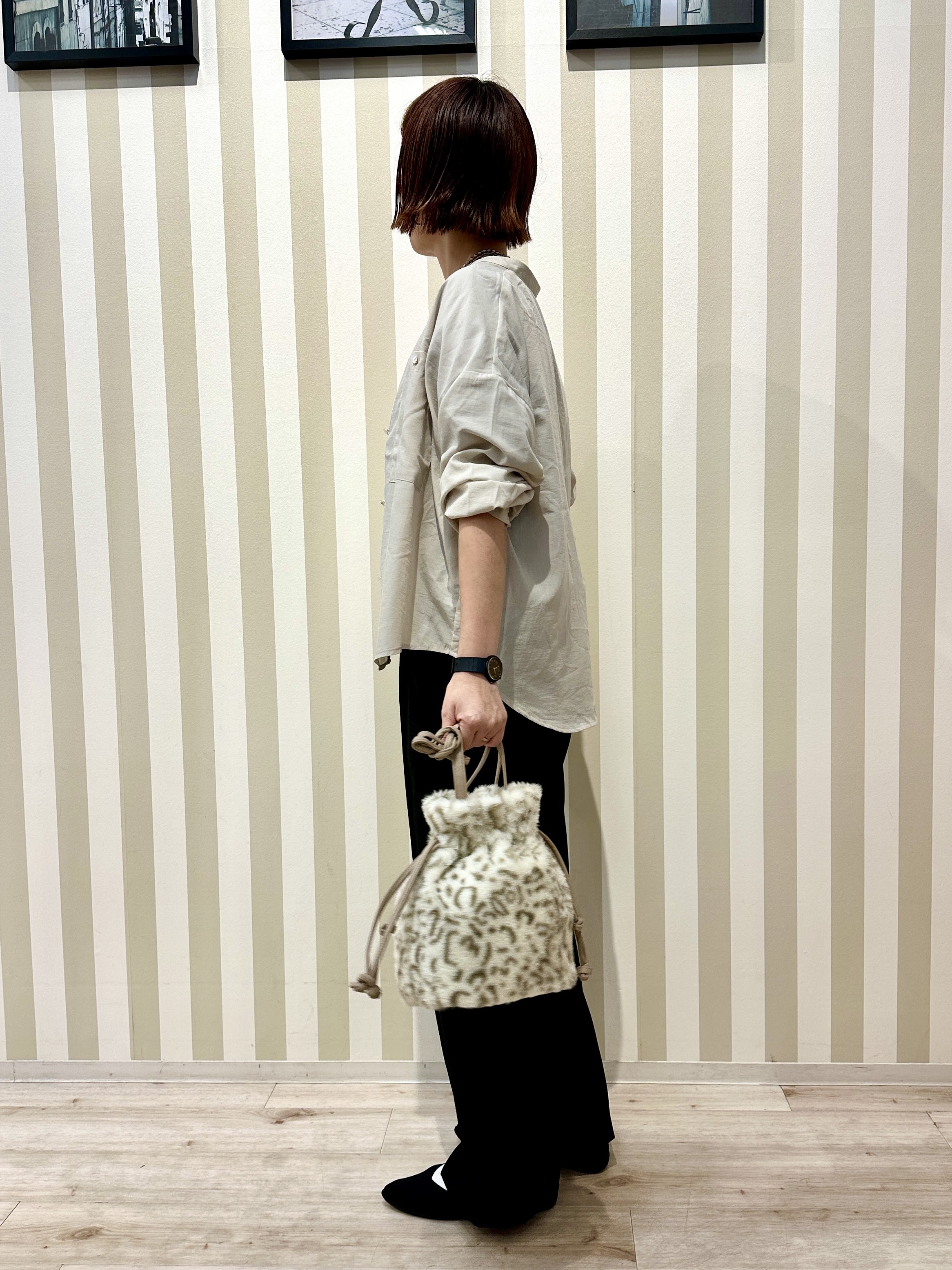 Hanさんの「SHOO･LA･RUE｜【洗濯後しわになりにくい/S-LL】こなれ見え ゆるっと キーネック金ボタンポケットシャツ」を使ったコーディネート