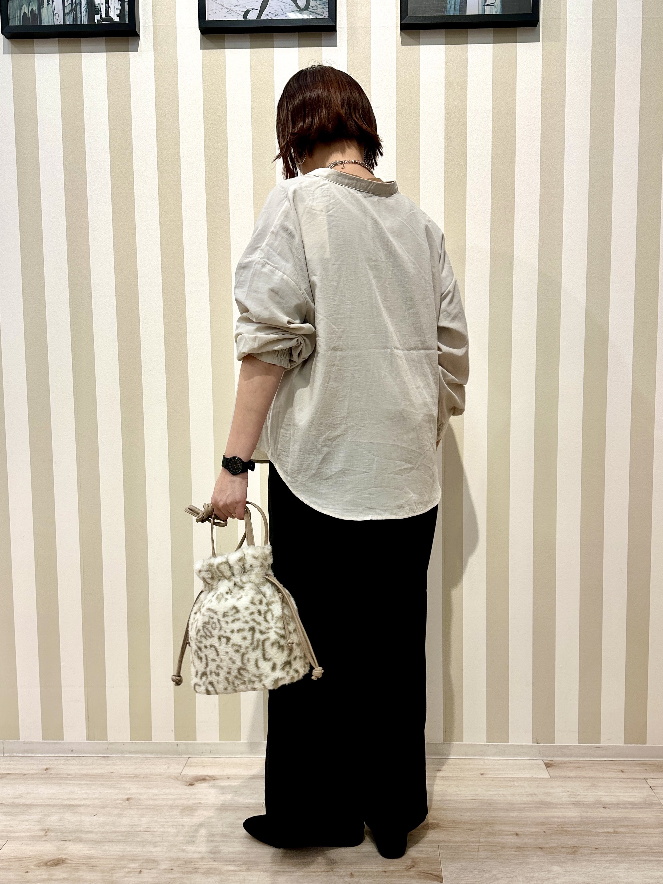 Hanさんの「SHOO･LA･RUE｜【洗濯後しわになりにくい/S-LL】こなれ見え ゆるっと キーネック金ボタンポケットシャツ」を使ったコーディネート