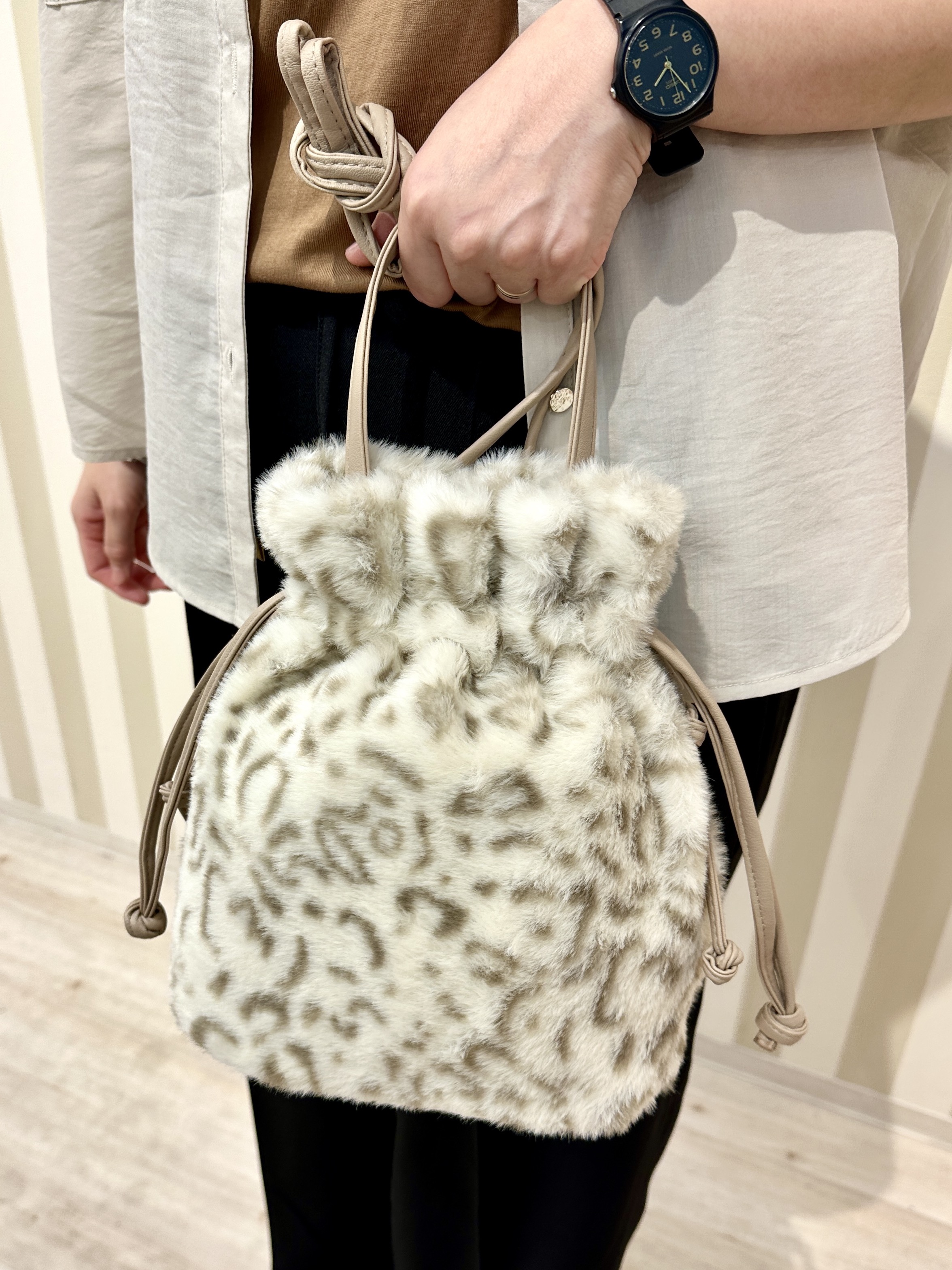 Hanさんの「SHOO･LA･RUE｜【洗濯後しわになりにくい/S-LL】こなれ見え ゆるっと キーネック金ボタンポケットシャツ」を使ったコーディネート