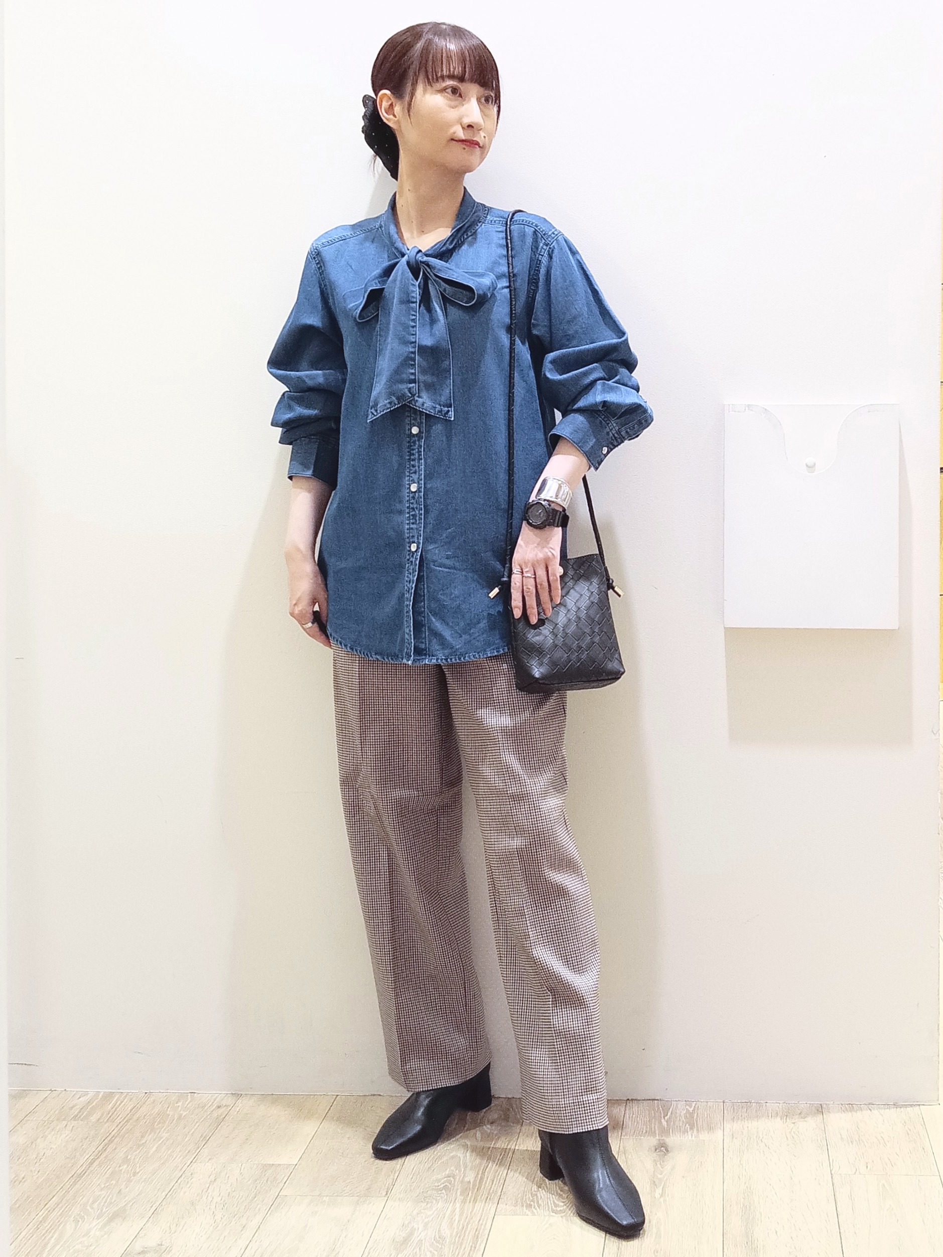 MKさんの「index｜デニムボウタイブラウス【洗濯機OK】」を使ったコーディネート