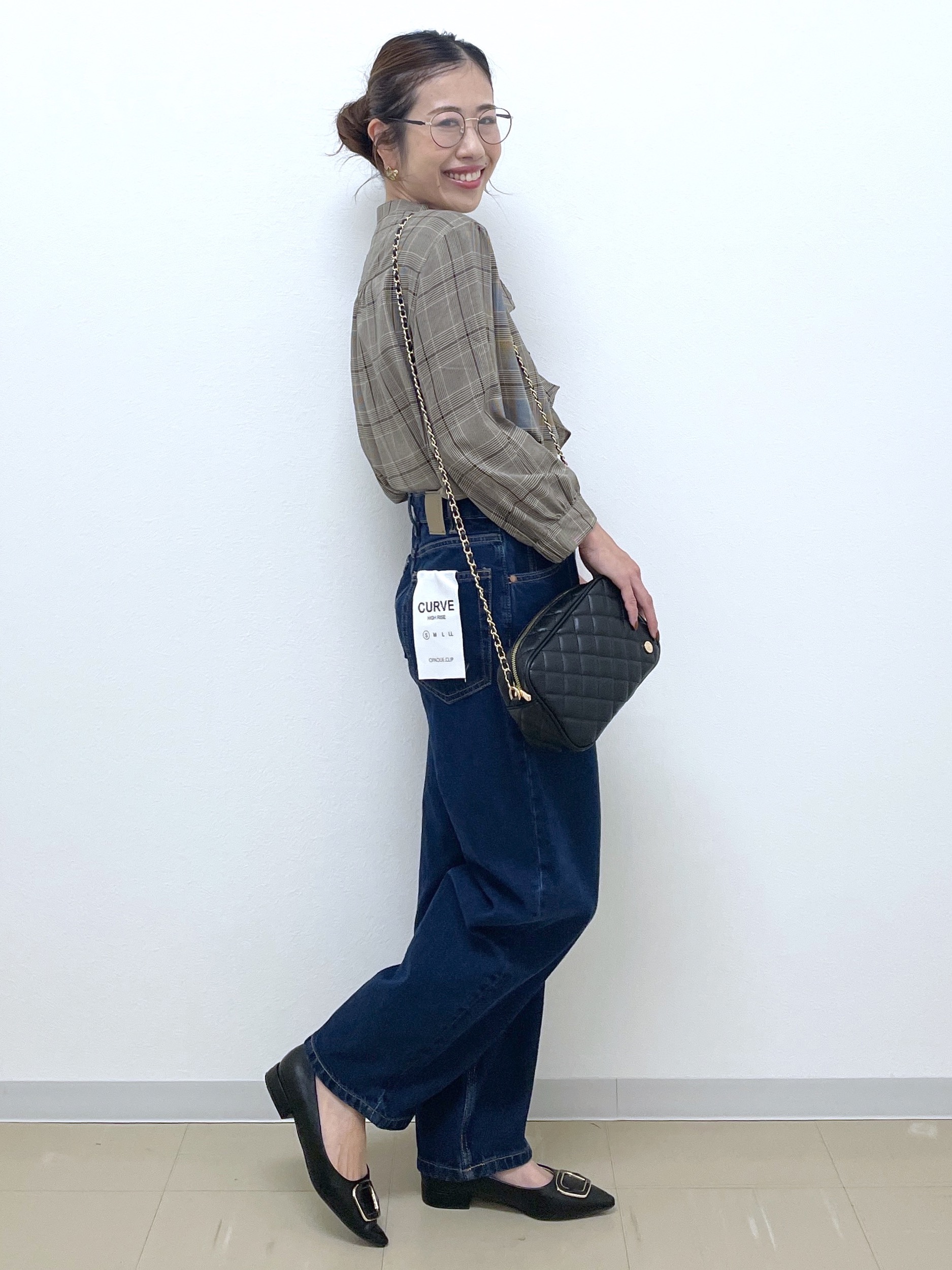 Akiさんの「OPAQUE.CLIP｜【森絵梨佳さん着用】チェック柄フリルブラウス《洗濯機OK》」を使ったコーディネート