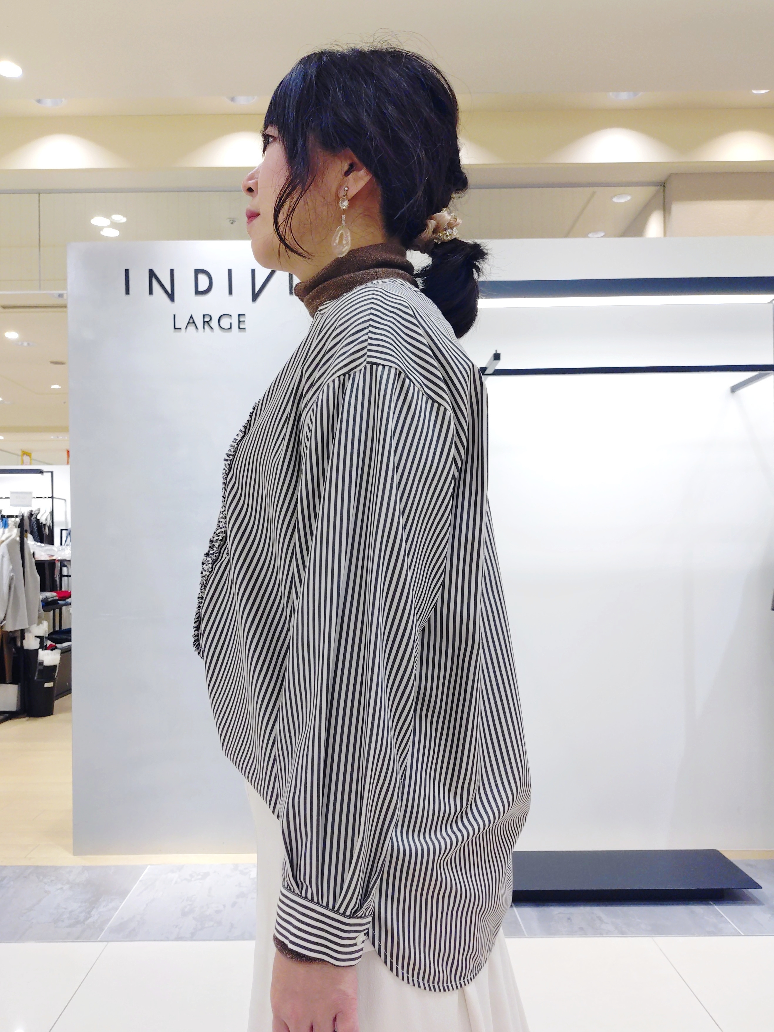 TOMOMIさんの「INDIVI｜【華やか／ストライプ柄】フロントフリルブラウス」を使ったコーディネート