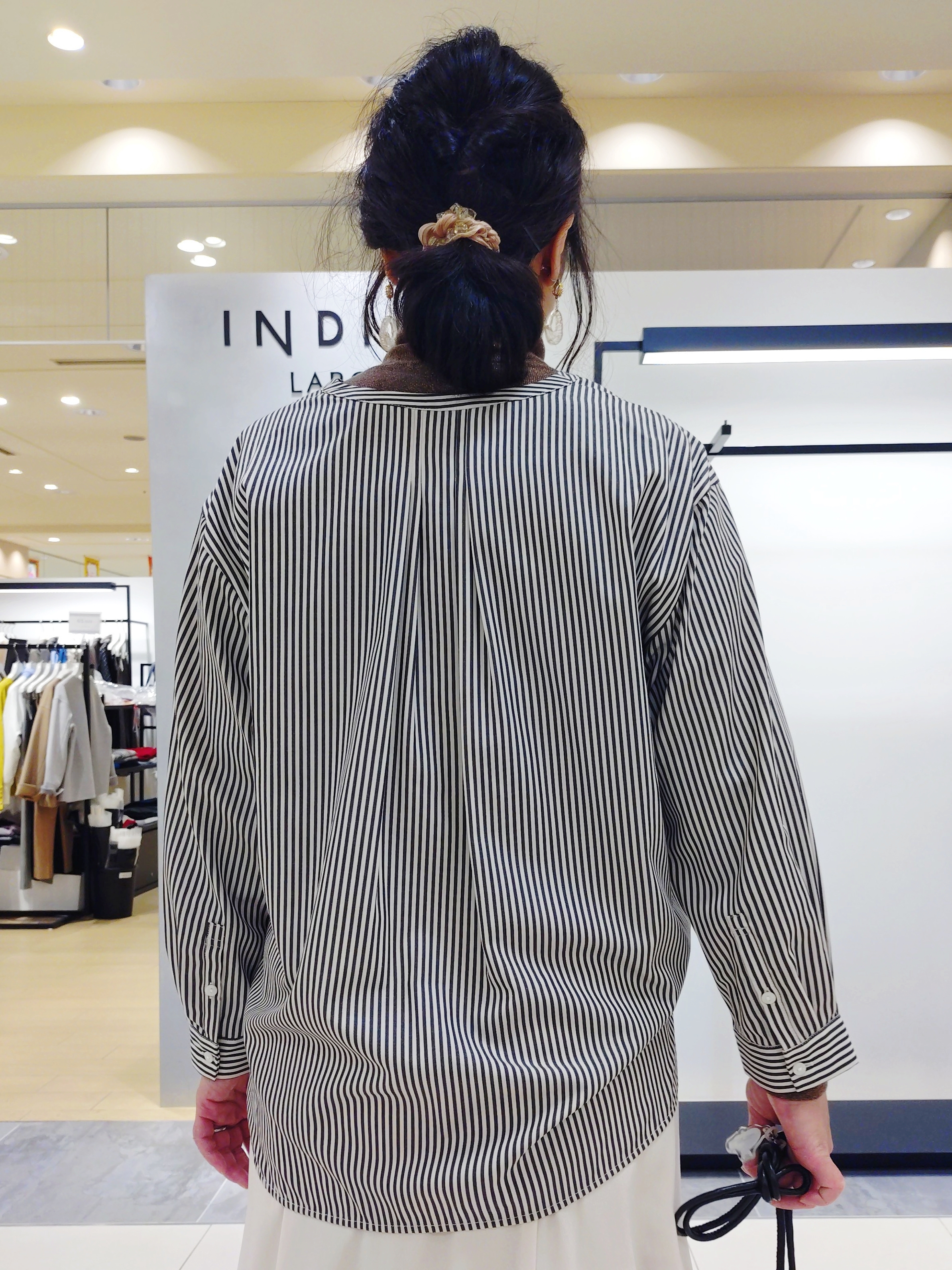 TOMOMIさんの「INDIVI｜【華やか／ストライプ柄】フロントフリルブラウス」を使ったコーディネート
