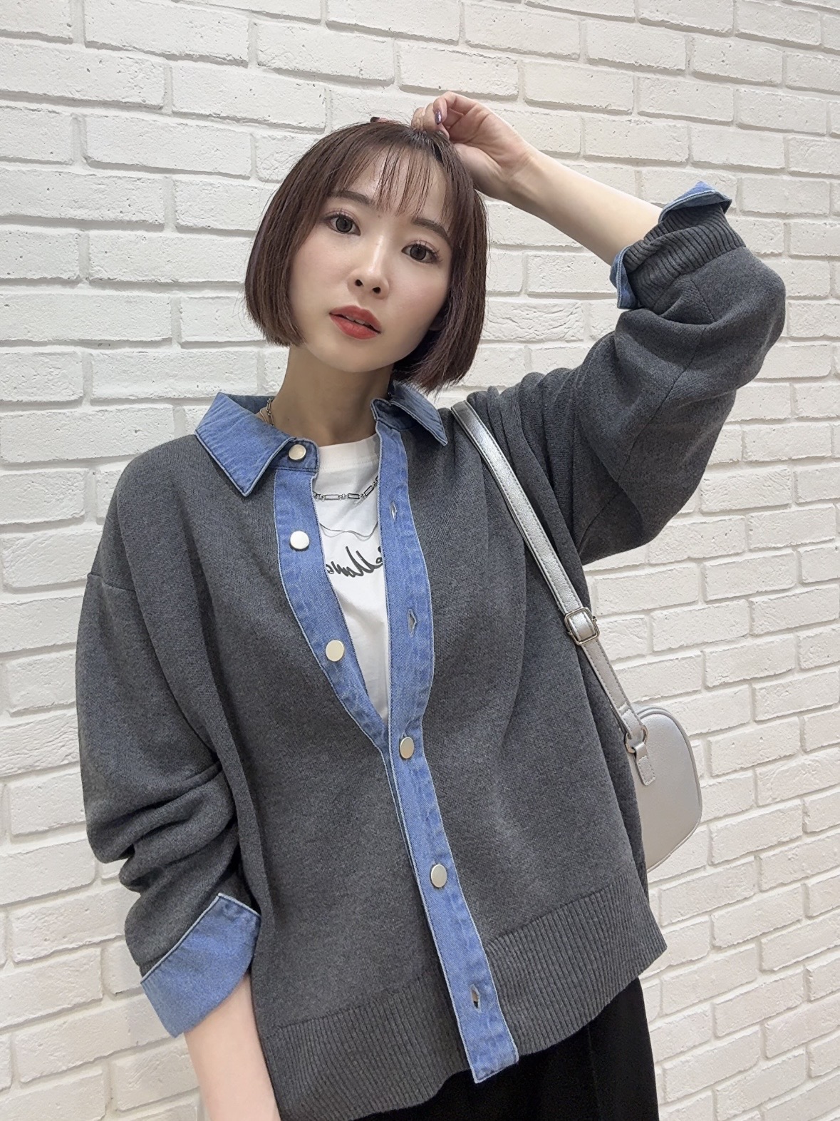 𝐜𝐡𝐢𝐤𝐚さんの「SHOO･LA･RUE｜【S-LL/洗濯機可】デニム／チェック切替でこなれ見え 金ボタンニットカーディガン」を使ったコーディネート