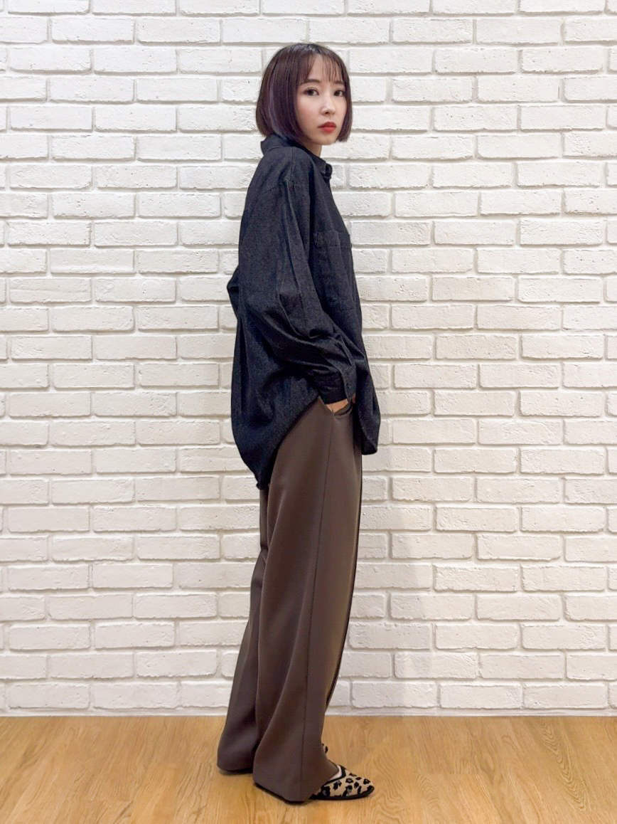 𝐜𝐡𝐢𝐤𝐚さんの「SHOO･LA･RUE｜【S-LL/洗濯機可/体型カバー】ライトオンスデニム ダブルポケット オーバーサイズシャツ」を使ったコーディネート