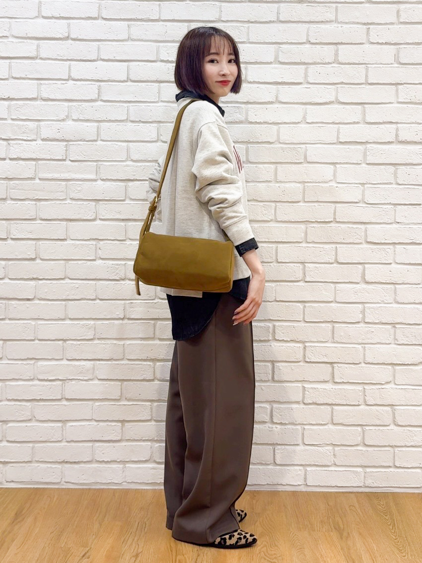 𝐜𝐡𝐢𝐤𝐚さんの「SHOO･LA･RUE｜【S-LL/洗濯機可/体型カバー】ライトオンスデニム ダブルポケット オーバーサイズシャツ」を使ったコーディネート