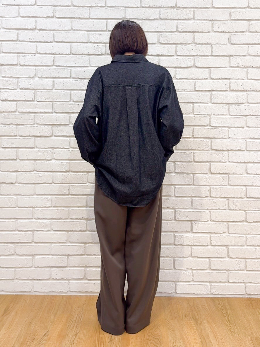 𝐜𝐡𝐢𝐤𝐚さんの「SHOO･LA･RUE｜【S-LL/洗濯機可/体型カバー】ライトオンスデニム ダブルポケット オーバーサイズシャツ」を使ったコーディネート