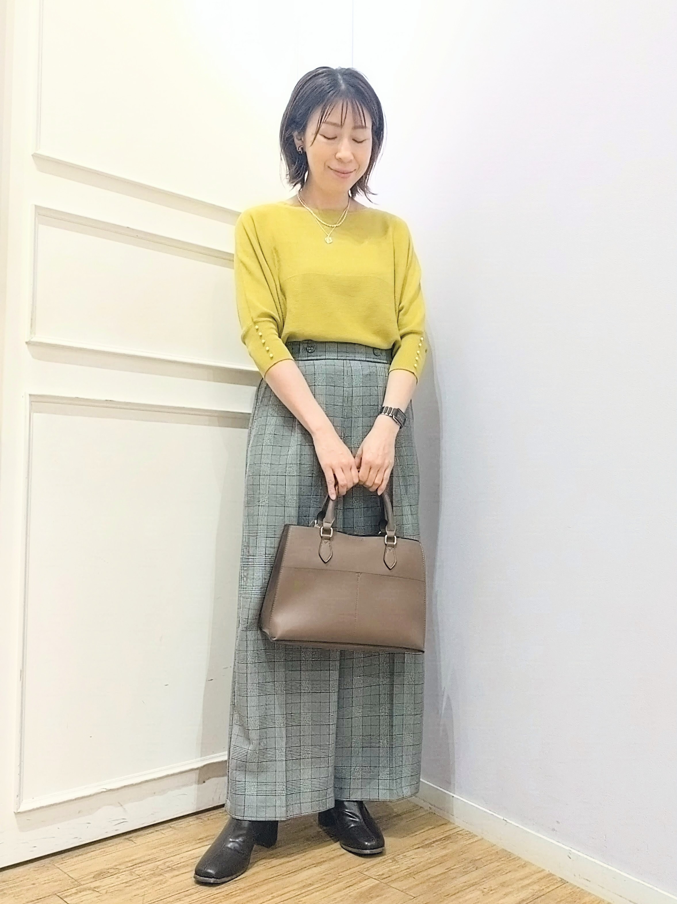 miomioさんの「SHOO･LA･RUE｜【毛玉になりにくい】パール調ボタンが女性らしさをプラス ガーター切替 7分袖ドルマンニット」を使ったコーディネート