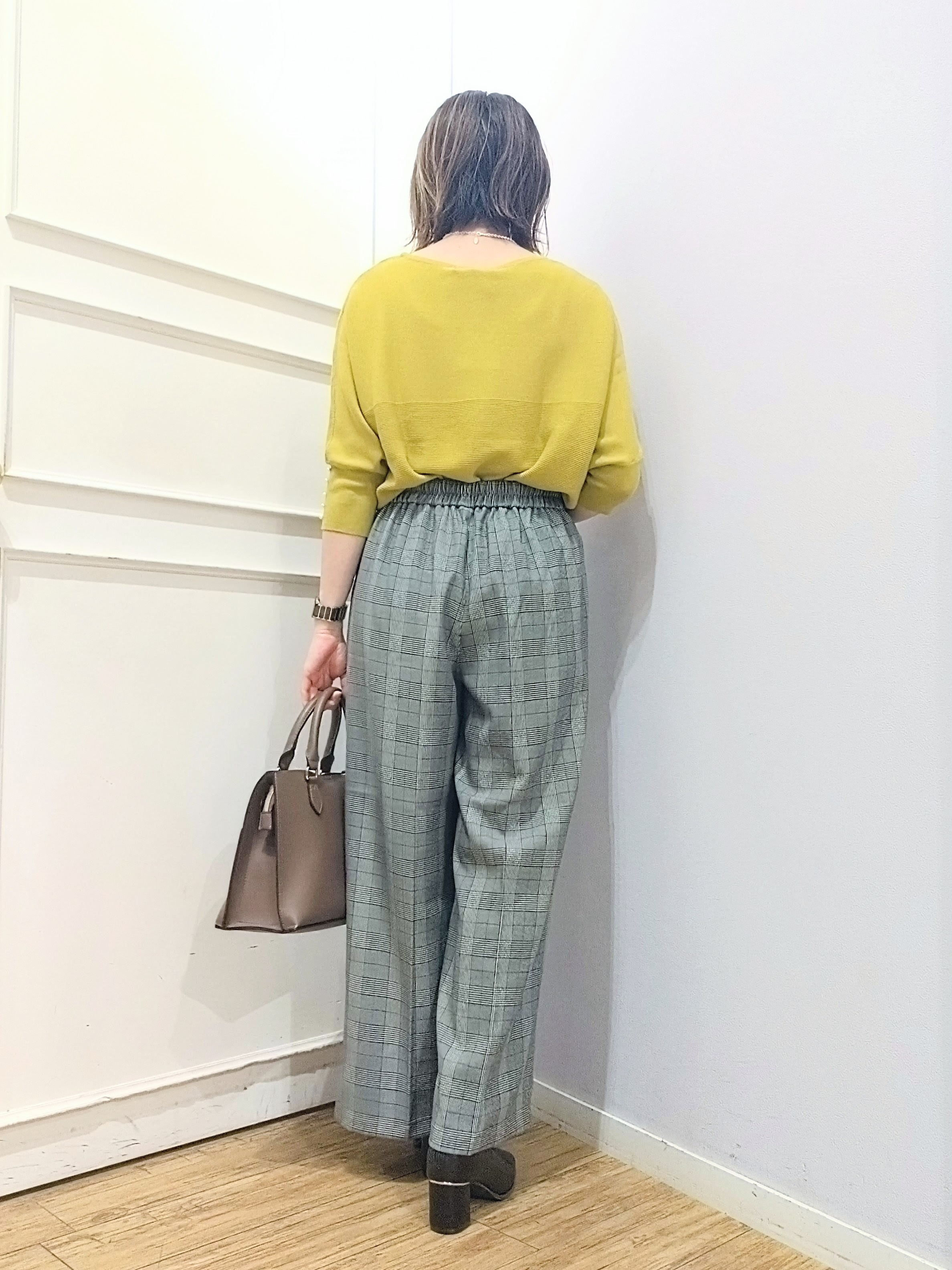 miomioさんの「SHOO･LA･RUE｜【毛玉になりにくい】パール調ボタンが女性らしさをプラス ガーター切替 7分袖ドルマンニット」を使ったコーディネート