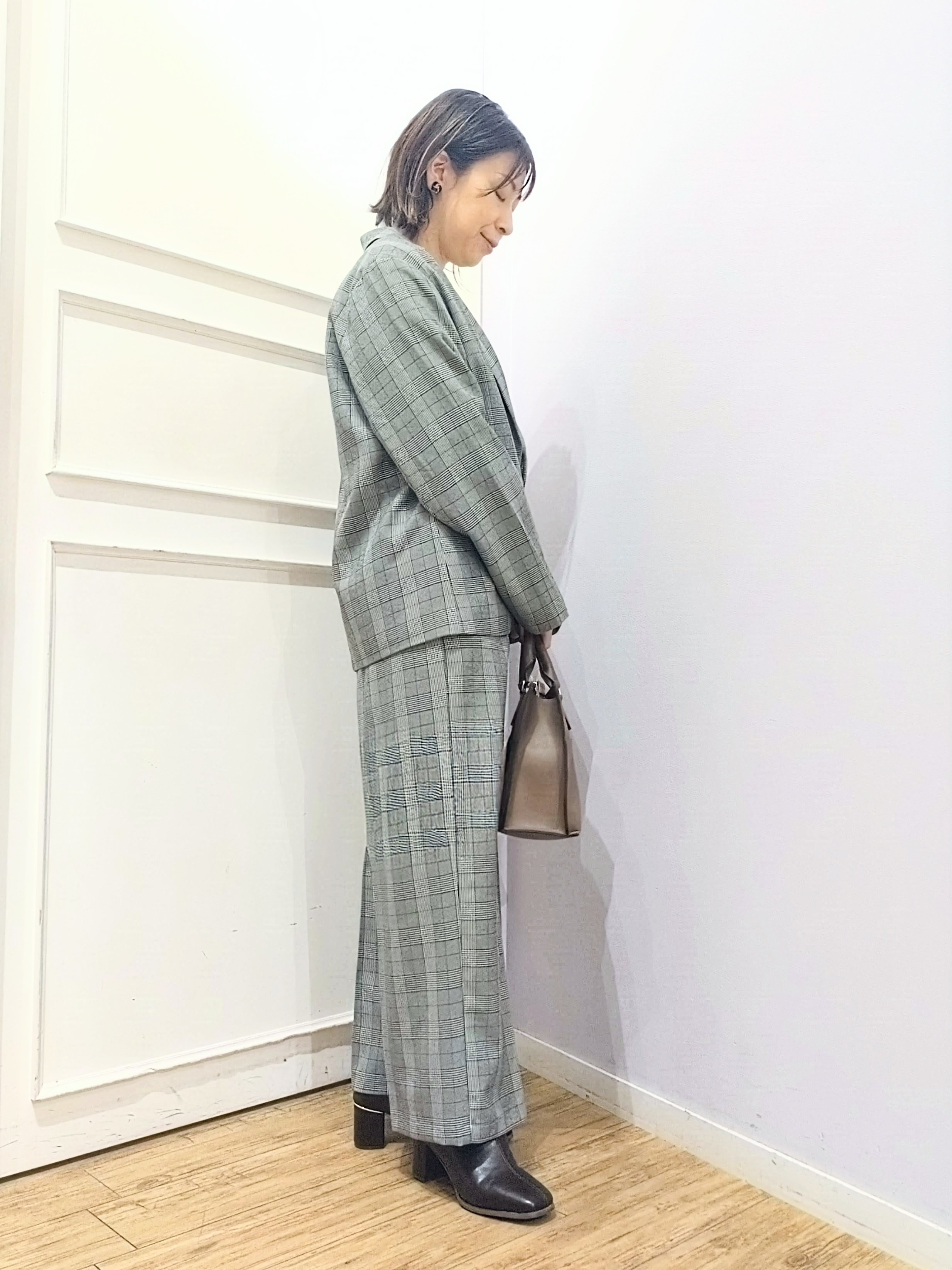miomioさんの「SHOO･LA･RUE｜【毛玉になりにくい】パール調ボタンが女性らしさをプラス ガーター切替 7分袖ドルマンニット」を使ったコーディネート