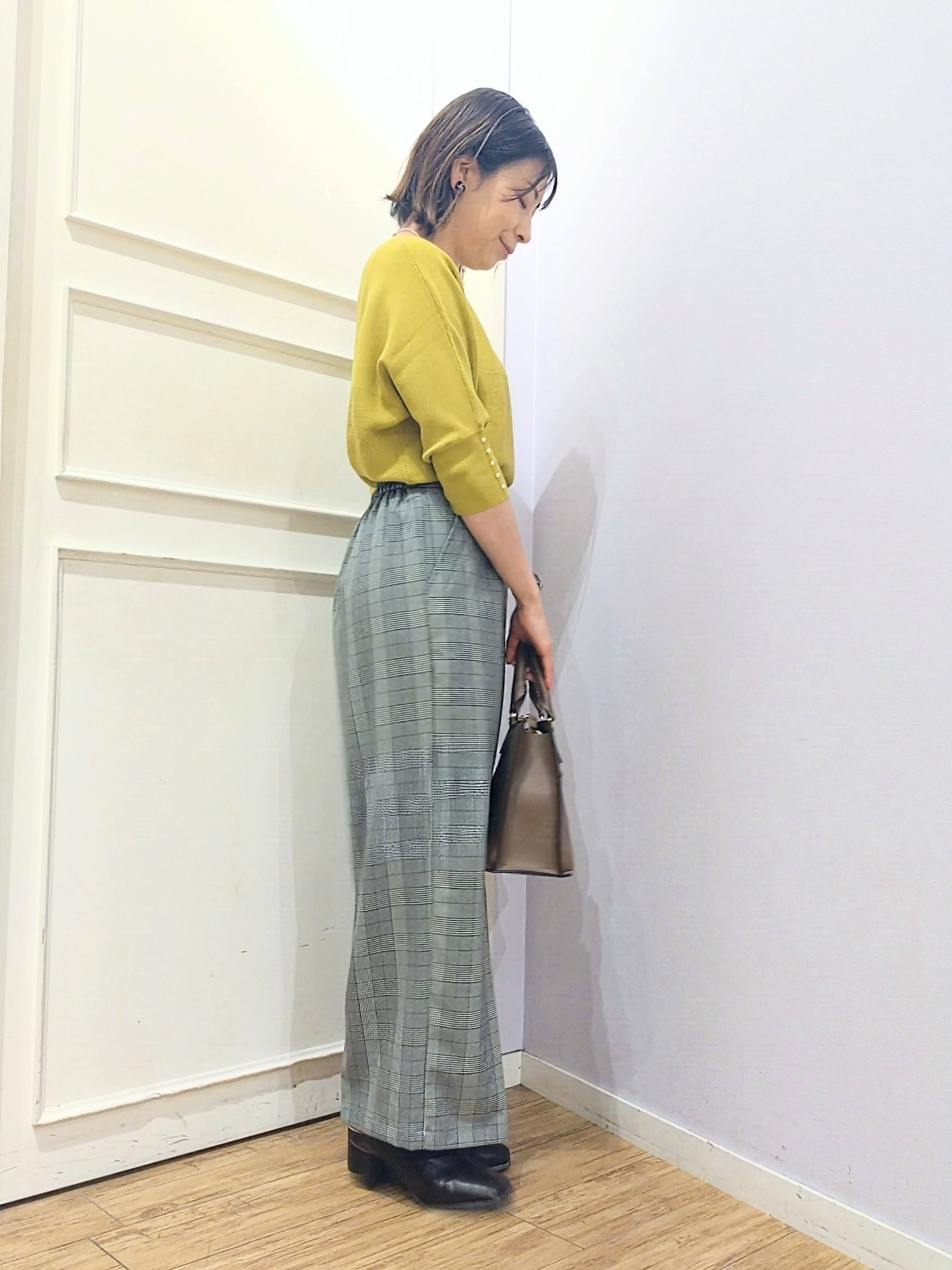 miomioさんの「SHOO･LA･RUE｜【毛玉になりにくい】パール調ボタンが女性らしさをプラス ガーター切替 7分袖ドルマンニット」を使ったコーディネート