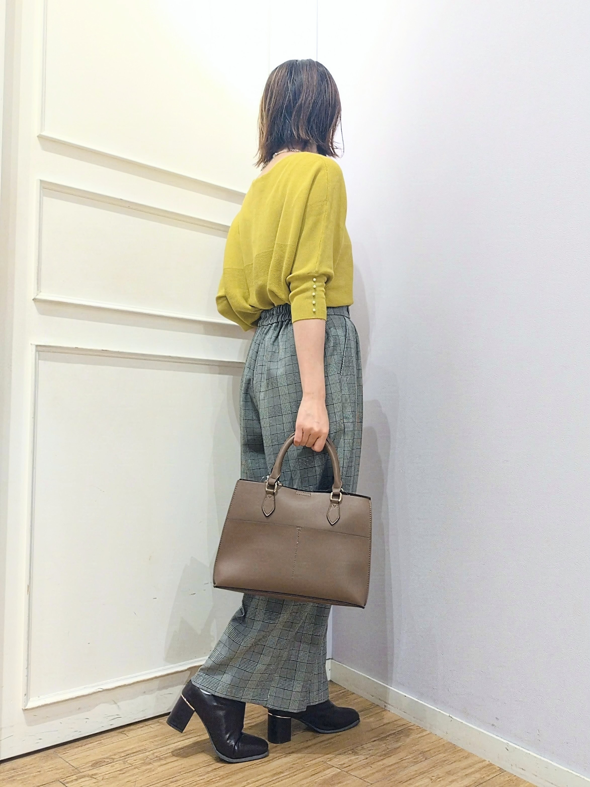 miomioさんの「SHOO･LA･RUE｜【毛玉になりにくい】パール調ボタンが女性らしさをプラス ガーター切替 7分袖ドルマンニット」を使ったコーディネート