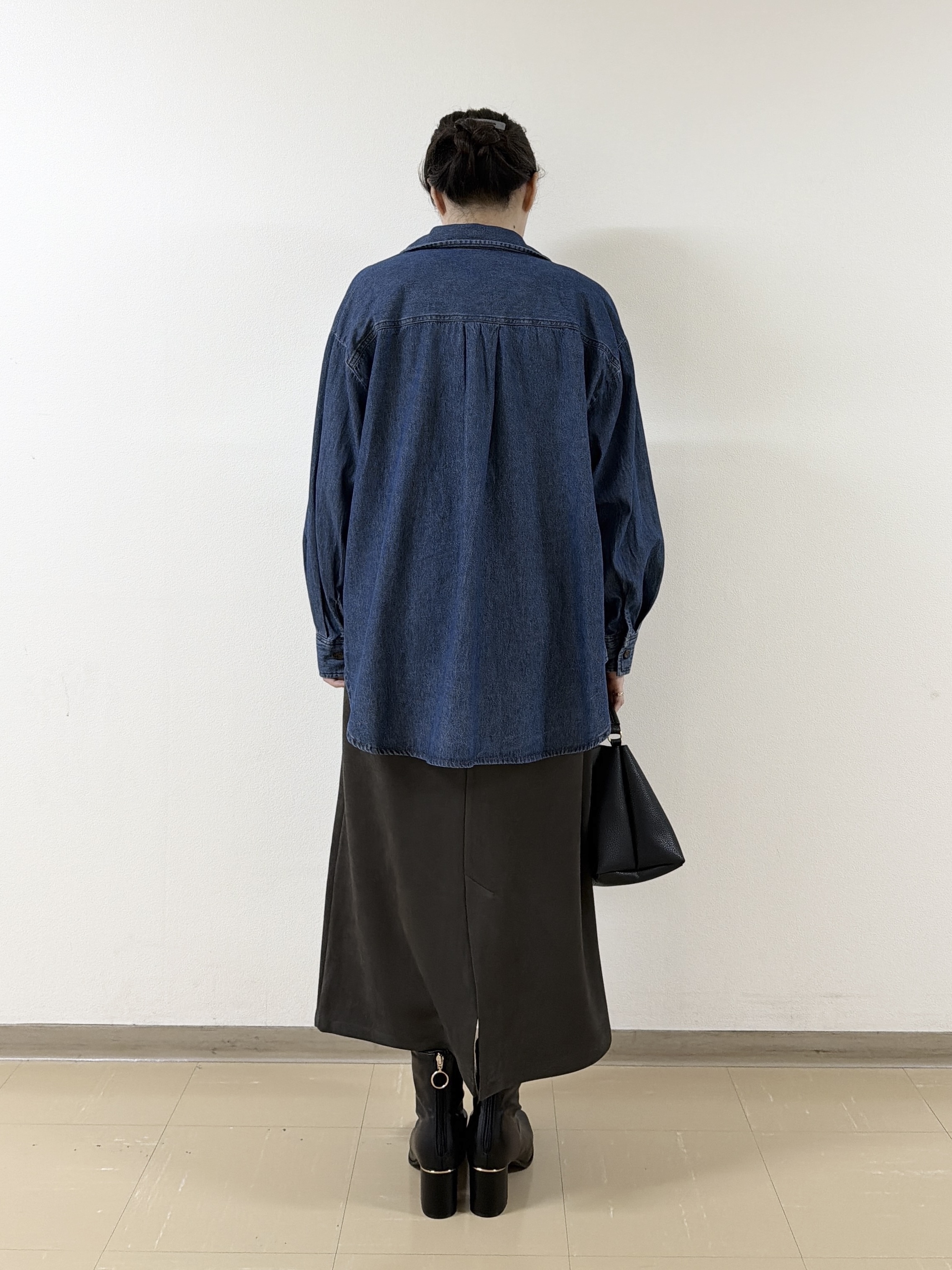 あんづさんの「SHOO･LA･RUE｜【S-LL/洗濯機可/体型カバー】ライトオンスデニム ダブルポケット オーバーサイズシャツ」を使ったコーディネート