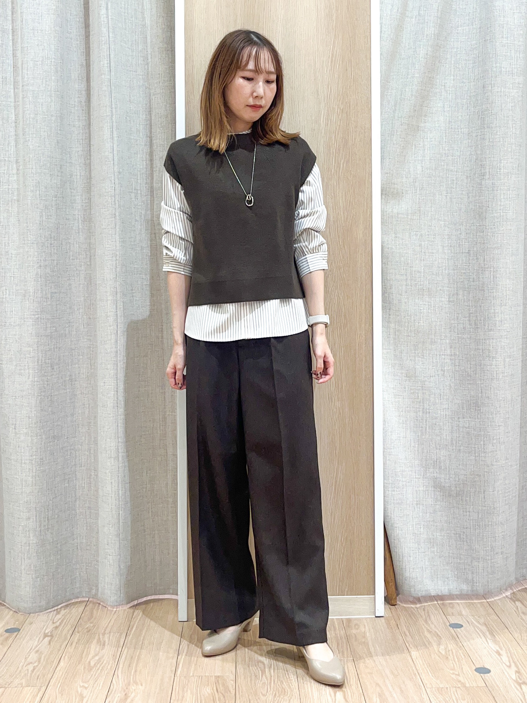 みーちゃんさんの「grove｜【2点セット/時短・着回し】着るだけでコーデが完成 ニットベスト&times;シャツ」を使ったコーディネート