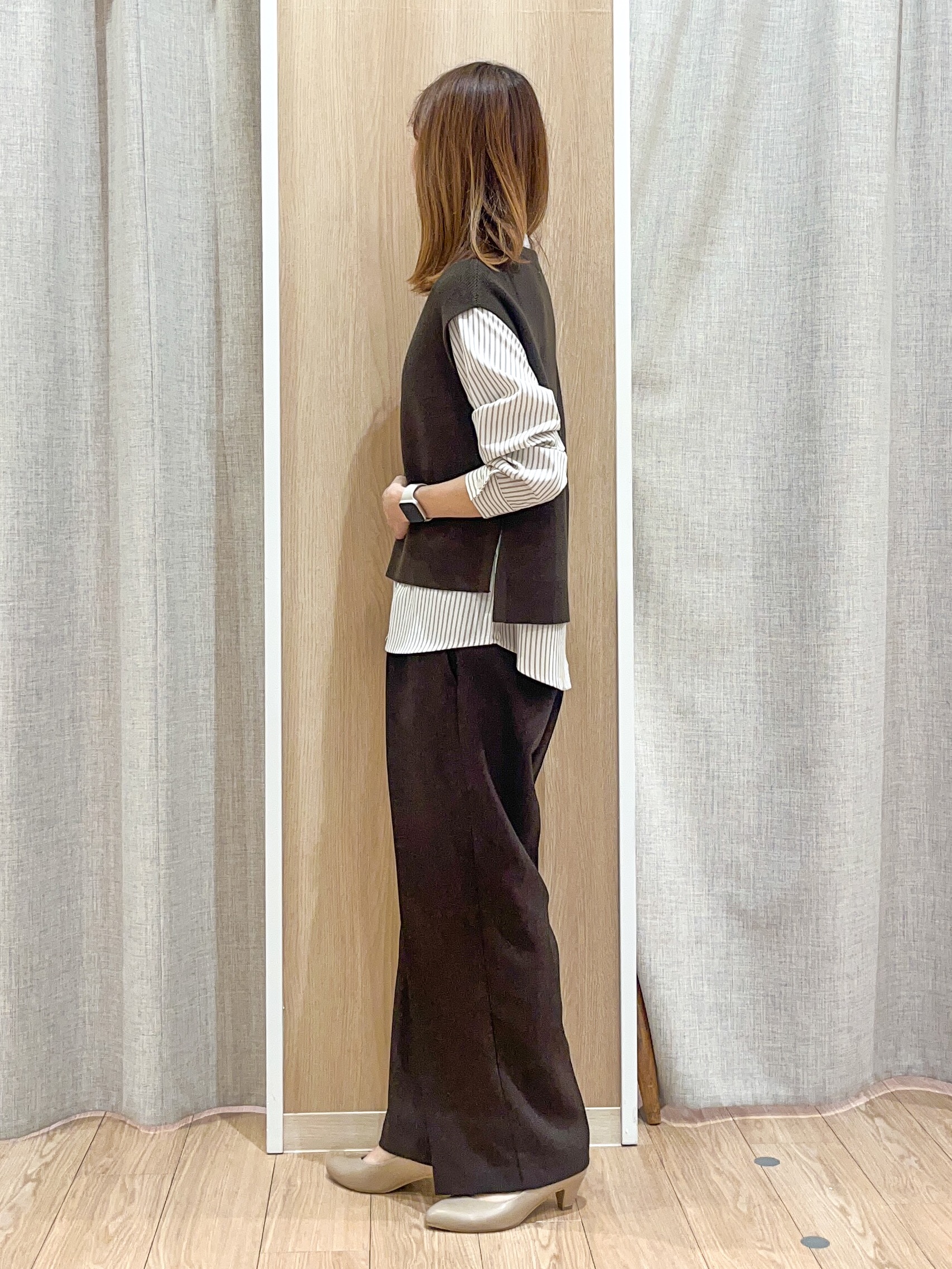 みーちゃんさんの「grove｜【2点セット/時短・着回し】着るだけでコーデが完成 ニットベスト&times;シャツ」を使ったコーディネート