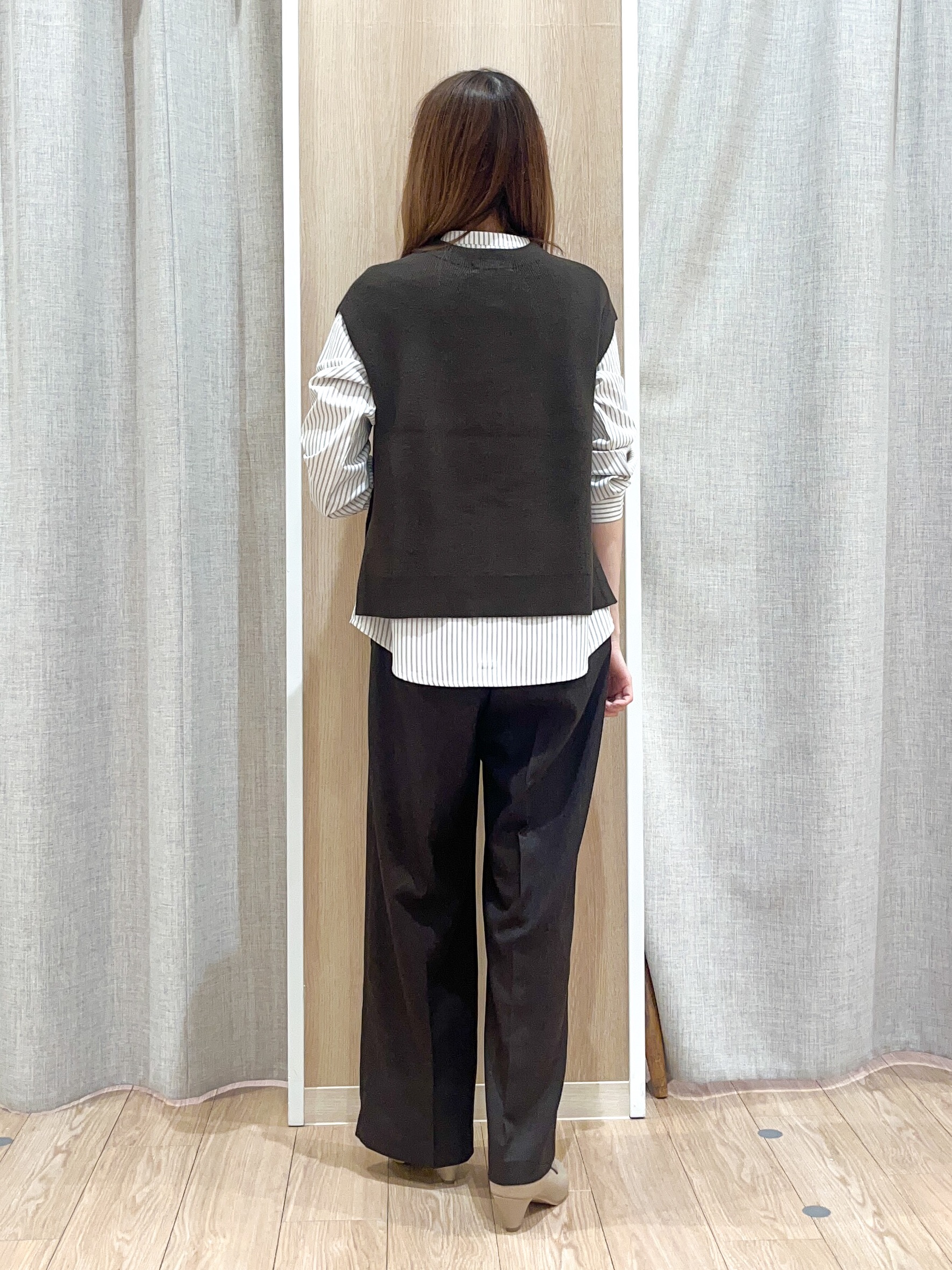 みーちゃんさんの「grove｜【2点セット/時短・着回し】着るだけでコーデが完成 ニットベスト&times;シャツ」を使ったコーディネート