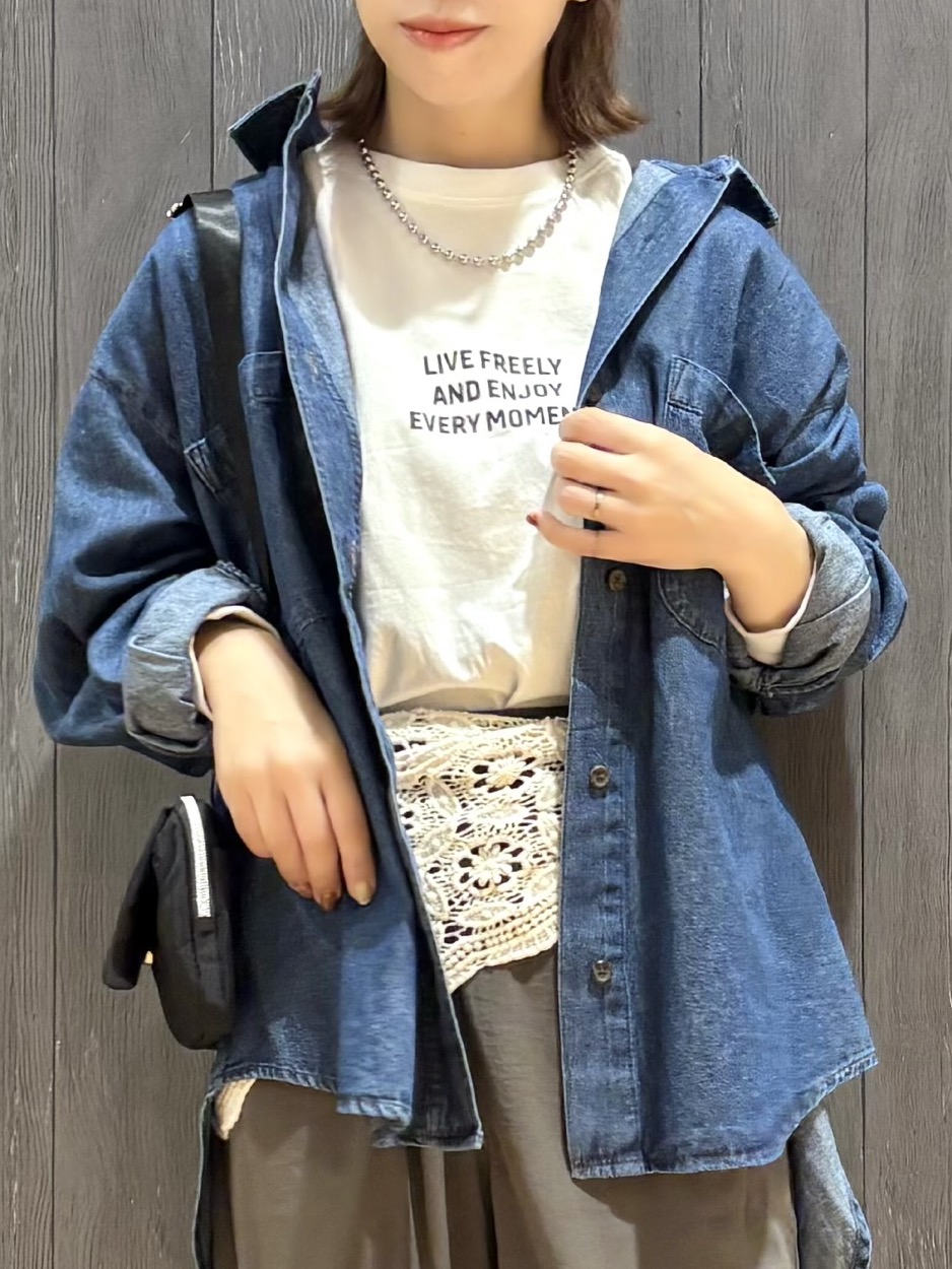 meiさんの「SHOO･LA･RUE｜【S-LL/洗濯機可/体型カバー】ライトオンスデニム ダブルポケット オーバーサイズシャツ」を使ったコーディネート