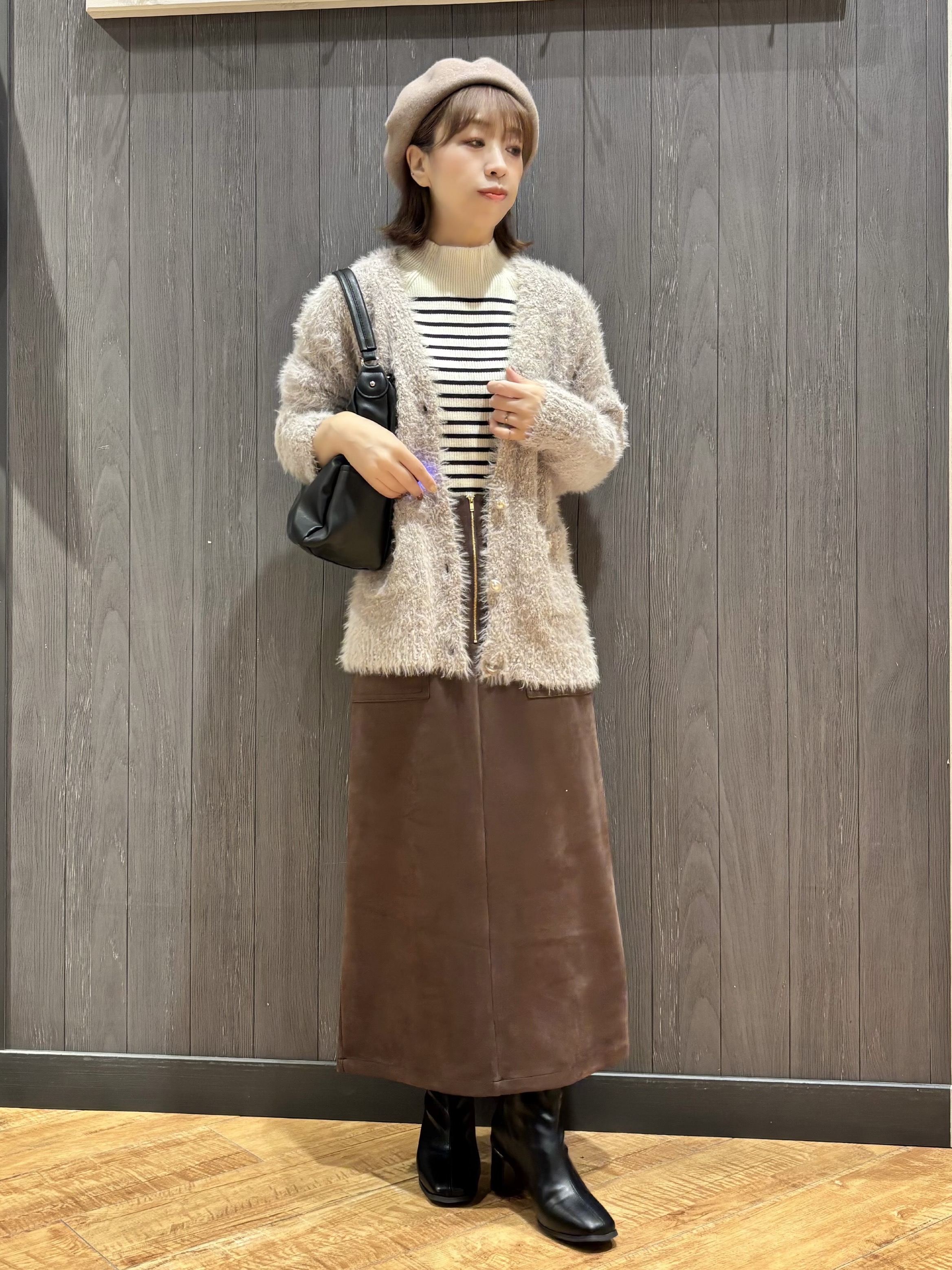 meiさんの「SHOO･LA･RUE｜【洗濯機可】ふわふわフェザーⅤネックカーディガン」を使ったコーディネート