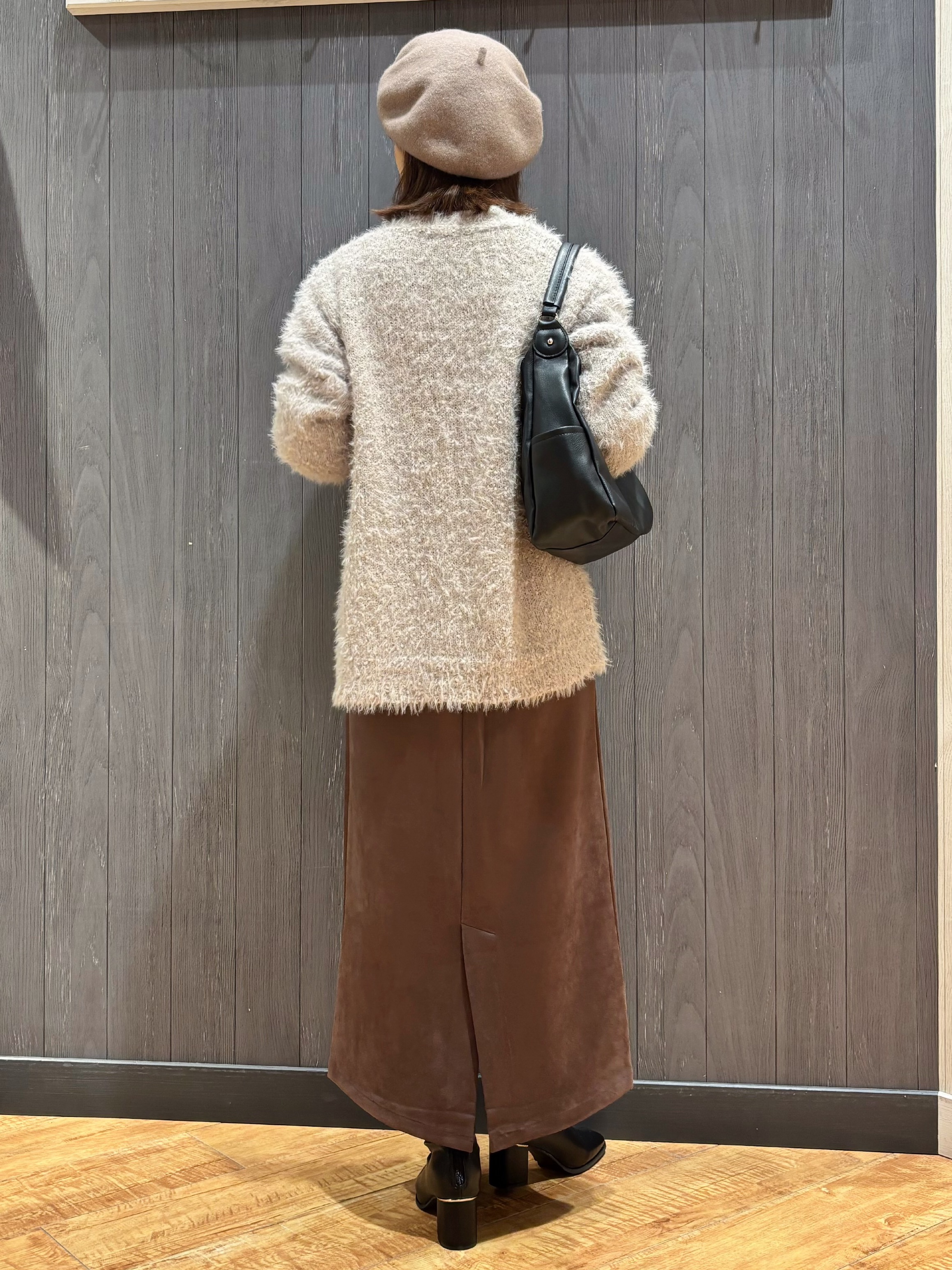 meiさんの「SHOO･LA･RUE｜【洗濯機可】ふわふわフェザーⅤネックカーディガン」を使ったコーディネート