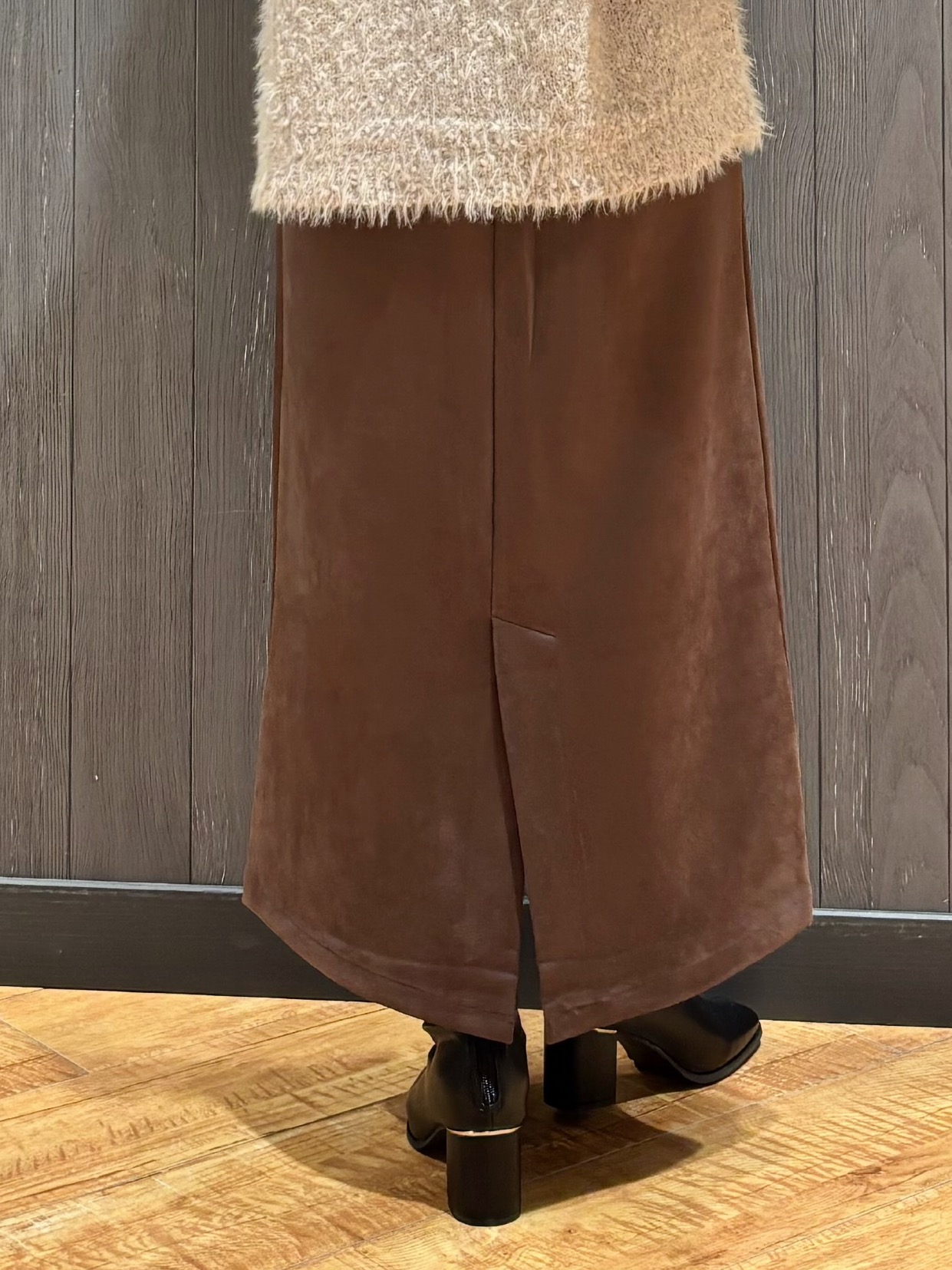 meiさんの「SHOO･LA･RUE｜【洗濯機可】ふわふわフェザーⅤネックカーディガン」を使ったコーディネート