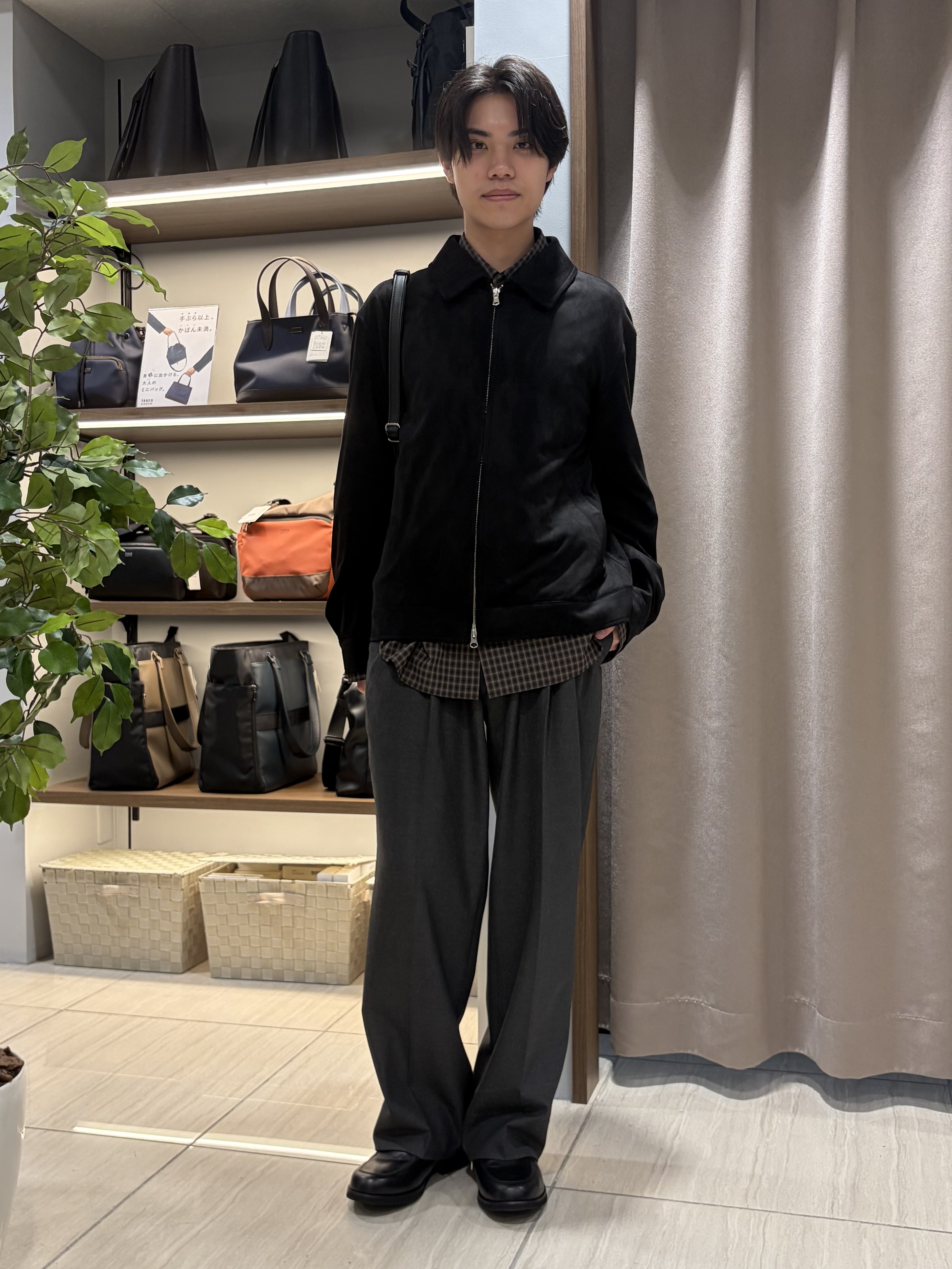 hiroさんの「TAKEO KIKUCHI｜デニム＆スウェード調 ジップブルゾン」を使ったコーディネート