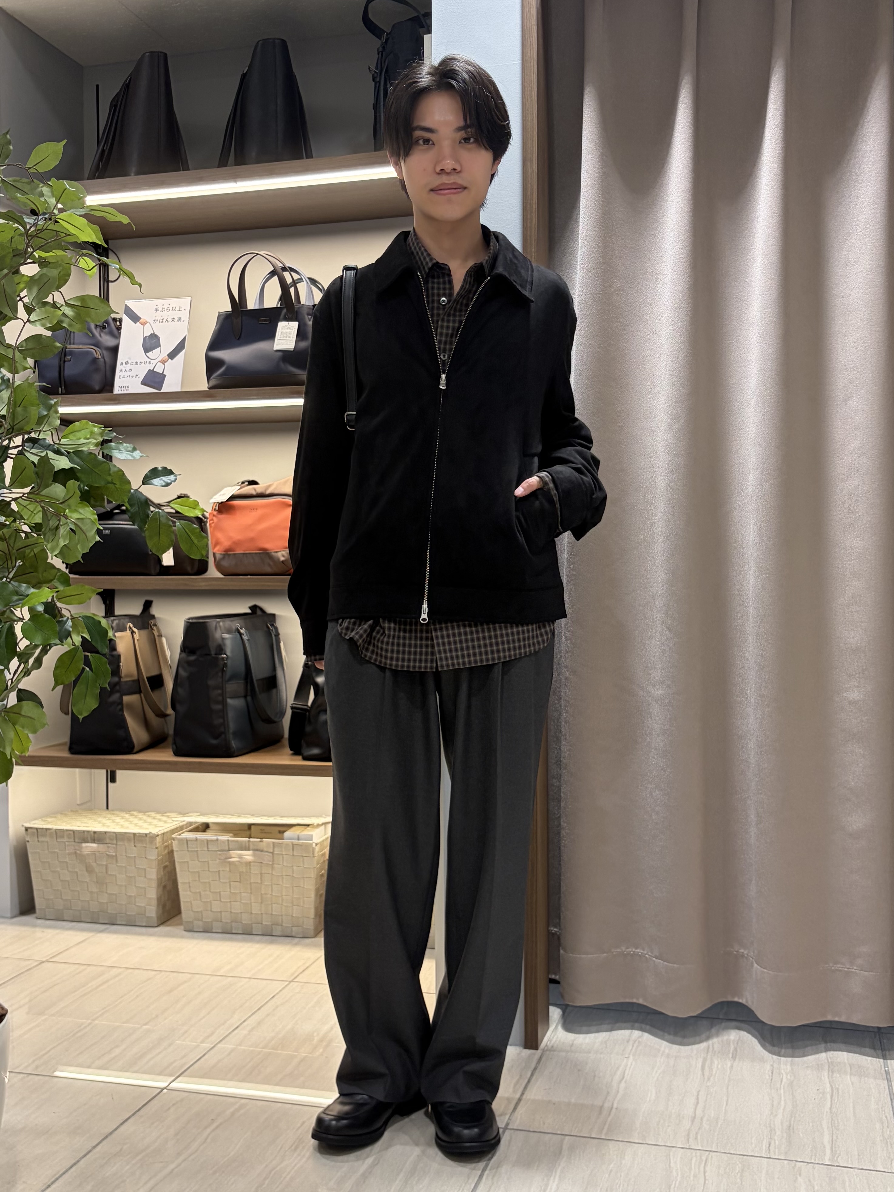 hiroさんの「TAKEO KIKUCHI｜デニム＆スウェード調 ジップブルゾン」を使ったコーディネート