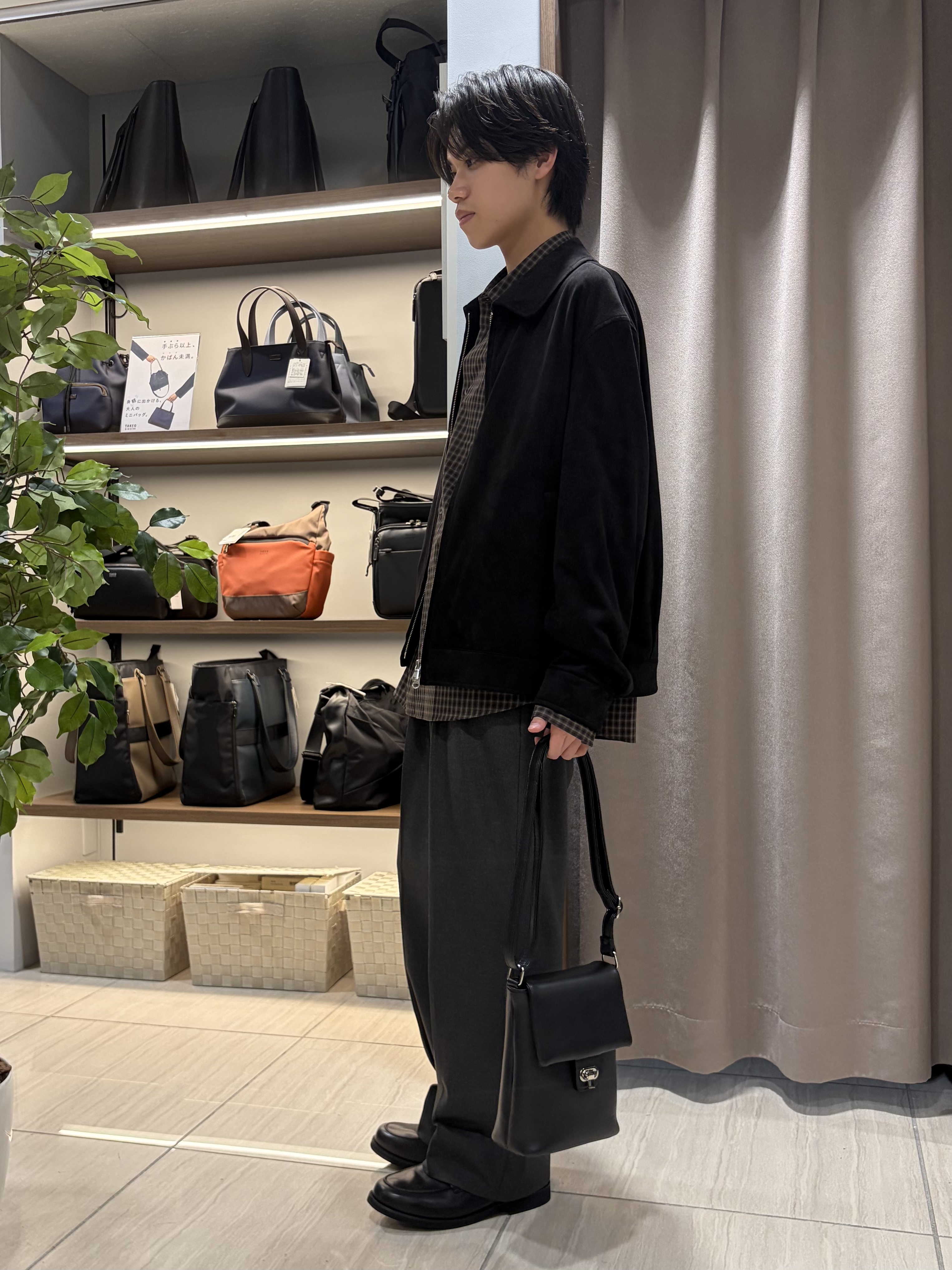 hiroさんの「TAKEO KIKUCHI｜デニム＆スウェード調 ジップブルゾン」を使ったコーディネート