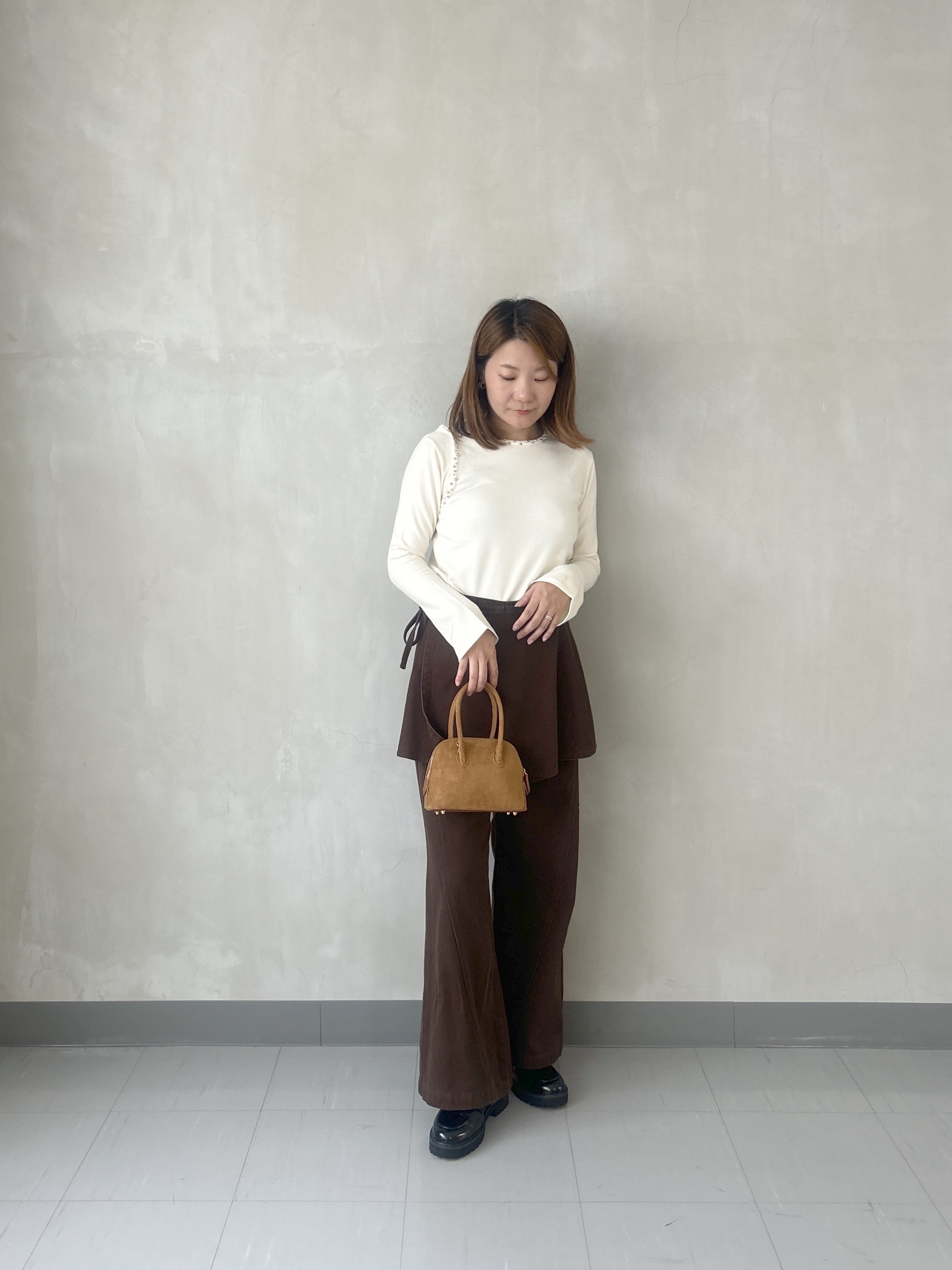 takaさんの「INDIVI｜スタッズ付きカットオフニットトップス」を使ったコーディネート