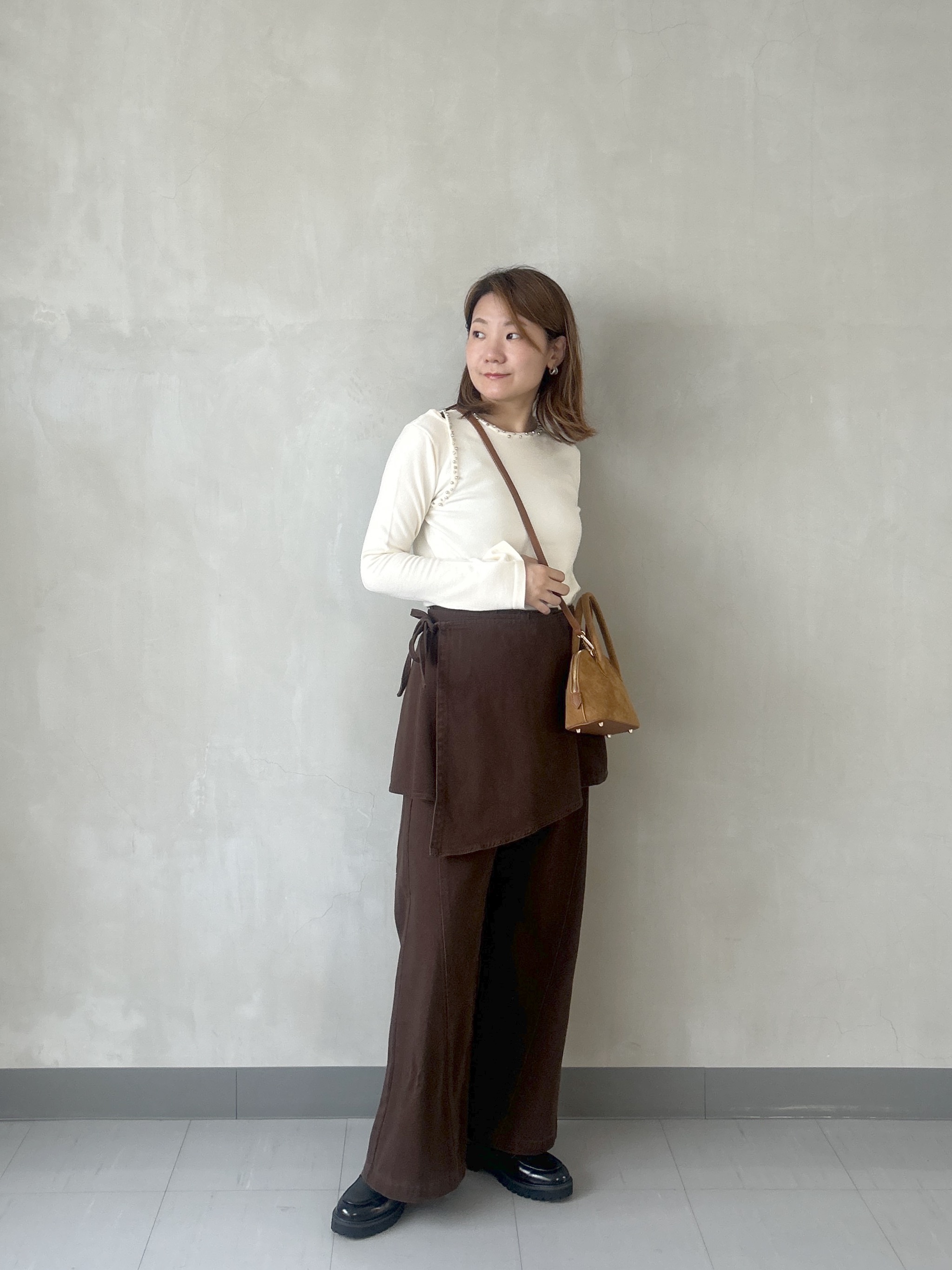 takaさんの「INDIVI｜スタッズ付きカットオフニットトップス」を使ったコーディネート