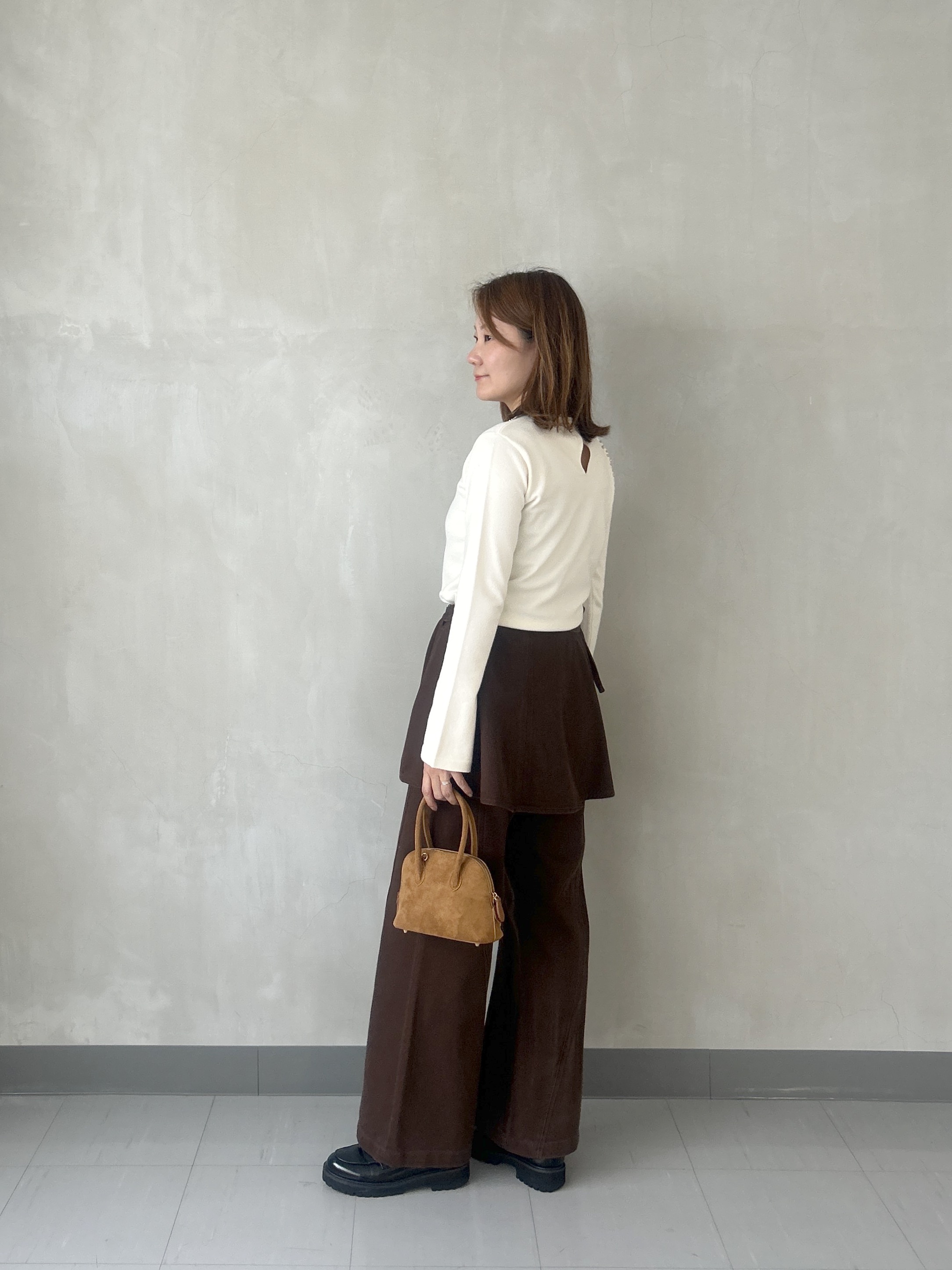 takaさんの「INDIVI｜スタッズ付きカットオフニットトップス」を使ったコーディネート