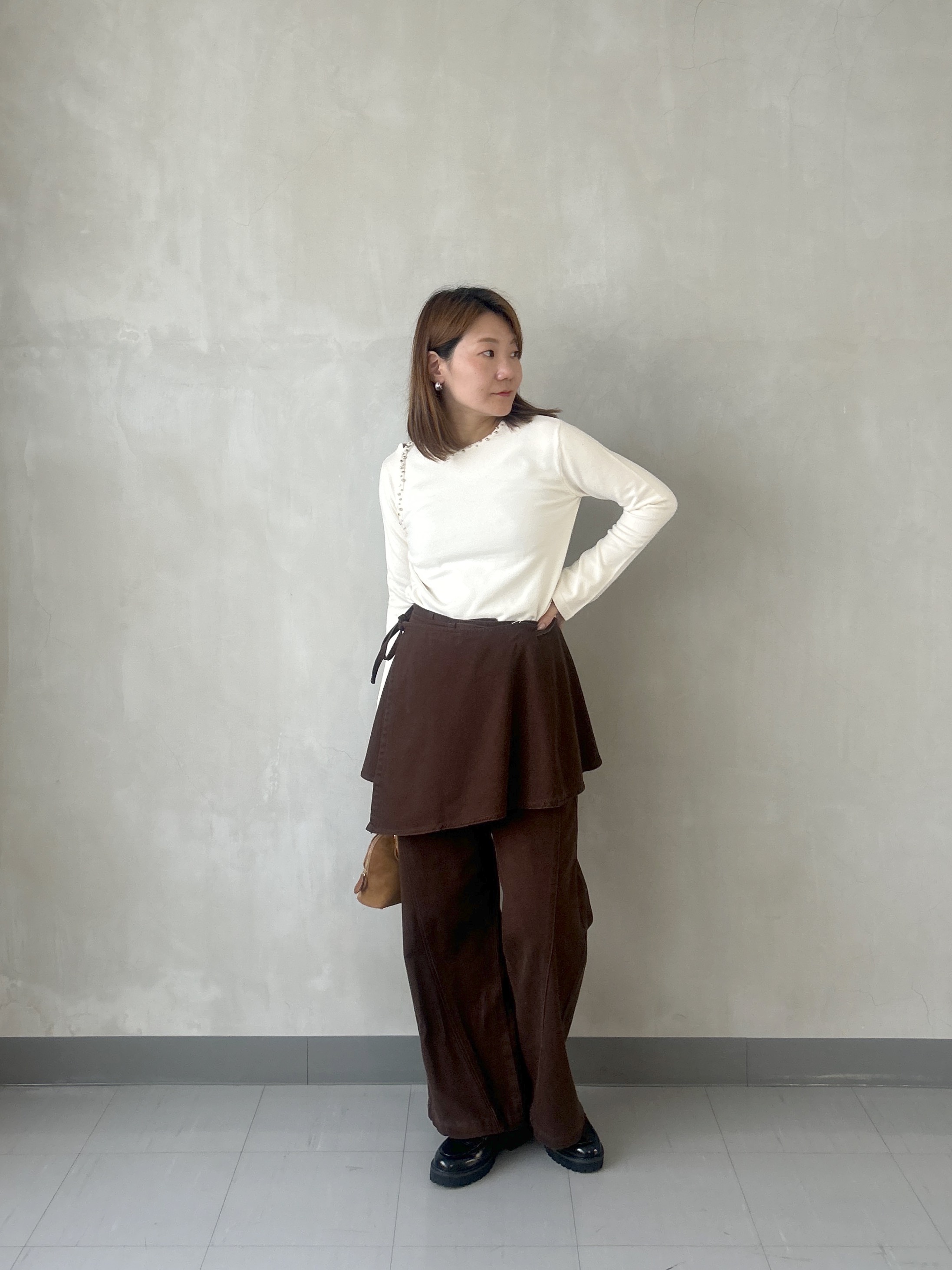 takaさんの「INDIVI｜スタッズ付きカットオフニットトップス」を使ったコーディネート