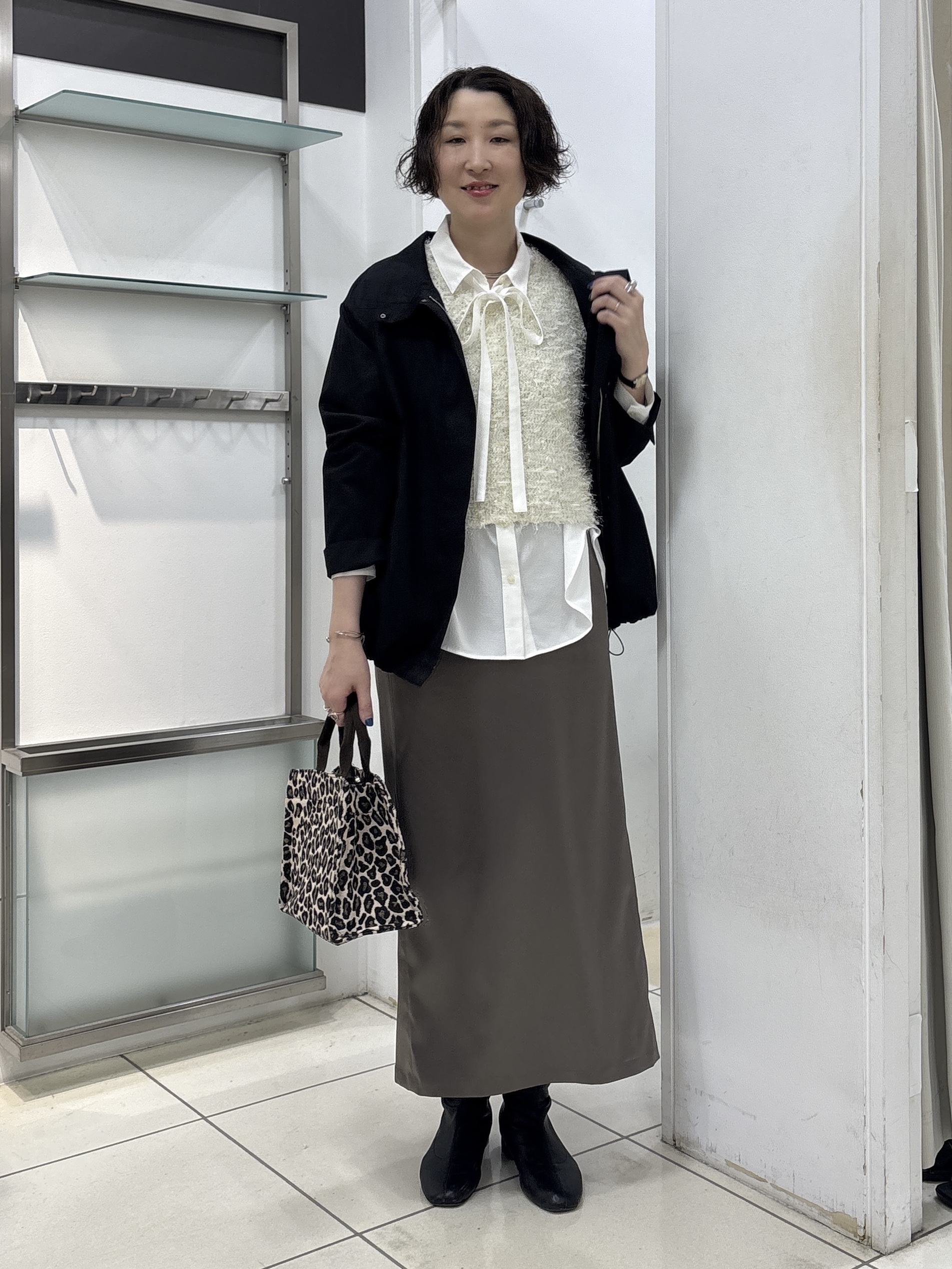 yuriさんの「INDIVI｜【吸汗速乾／ストレッチ◎】サテン素材ナロースカート」を使ったコーディネート