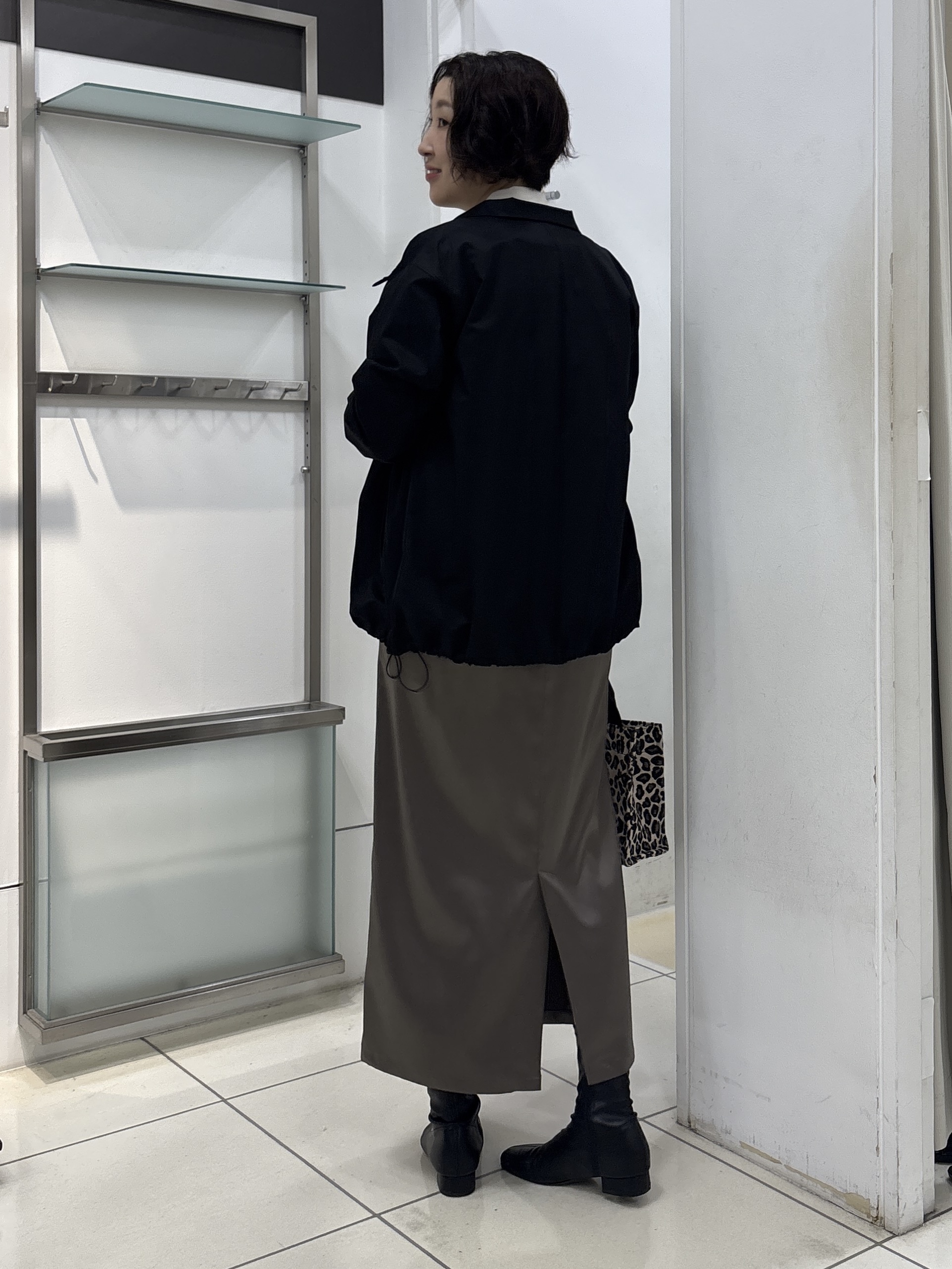 yuriさんの「INDIVI｜【吸汗速乾／ストレッチ◎】サテン素材ナロースカート」を使ったコーディネート