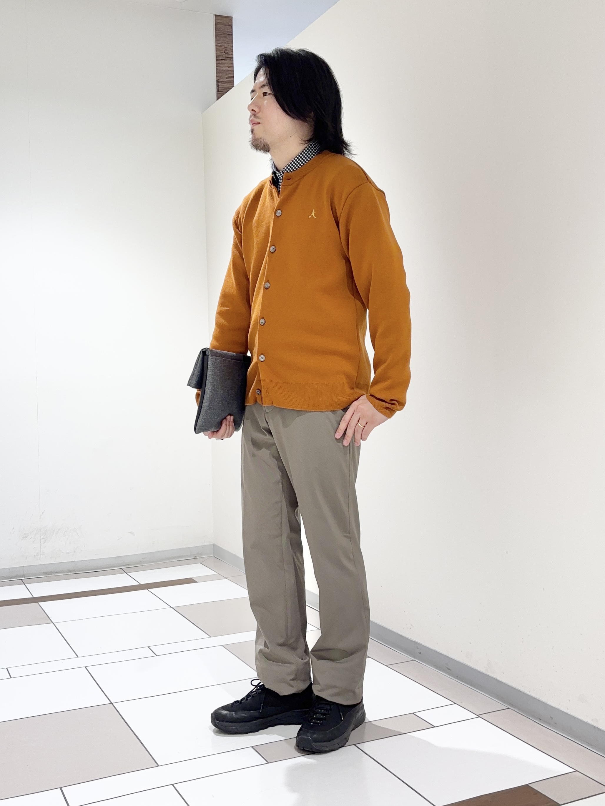 及川さんの「TAKEO KIKUCHI｜【BOWLER HAT LABEL】日本製クルーネックカーディガン」を使ったコーディネート