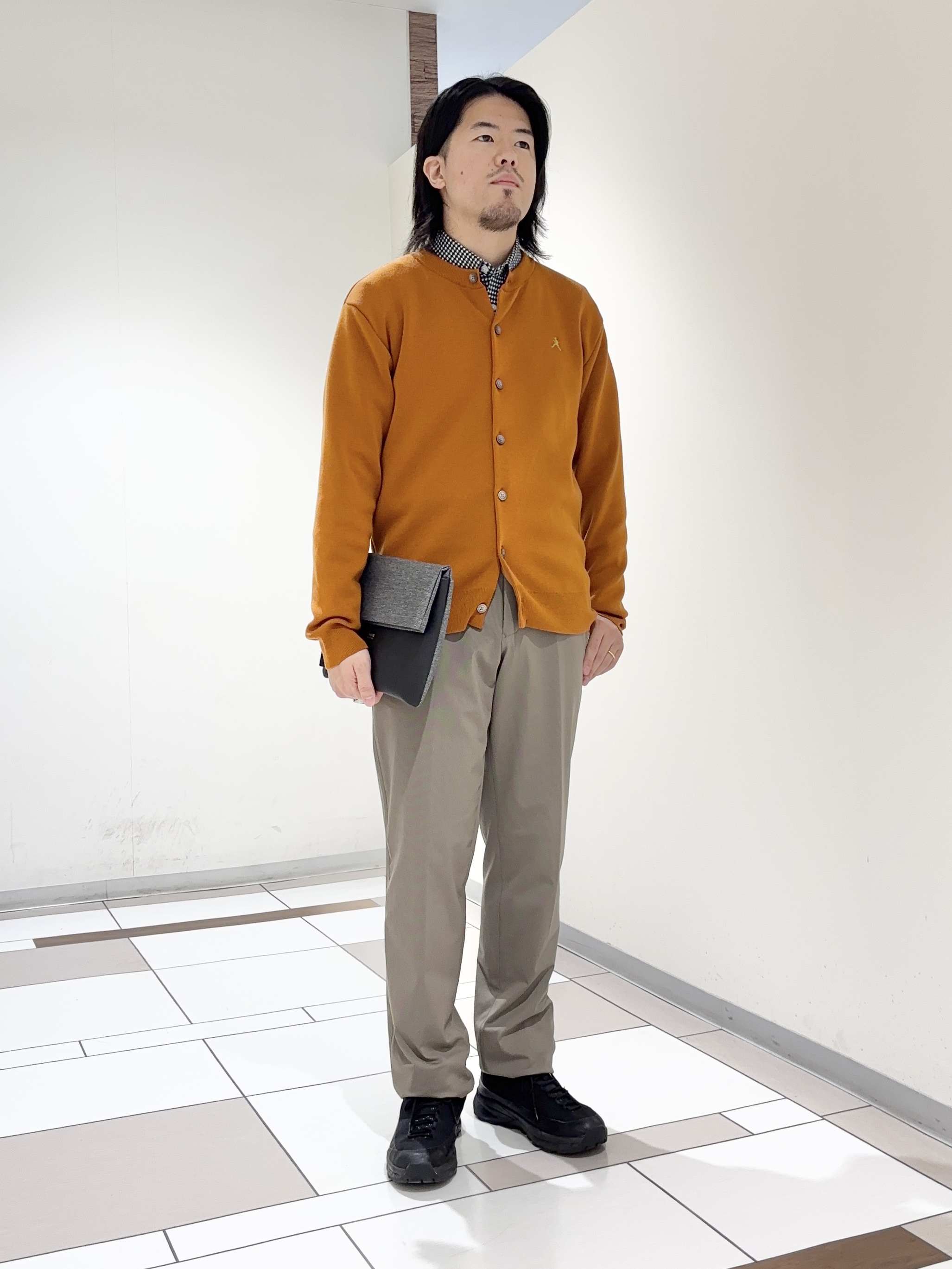 及川さんの「TAKEO KIKUCHI｜【BOWLER HAT LABEL】日本製クルーネックカーディガン」を使ったコーディネート