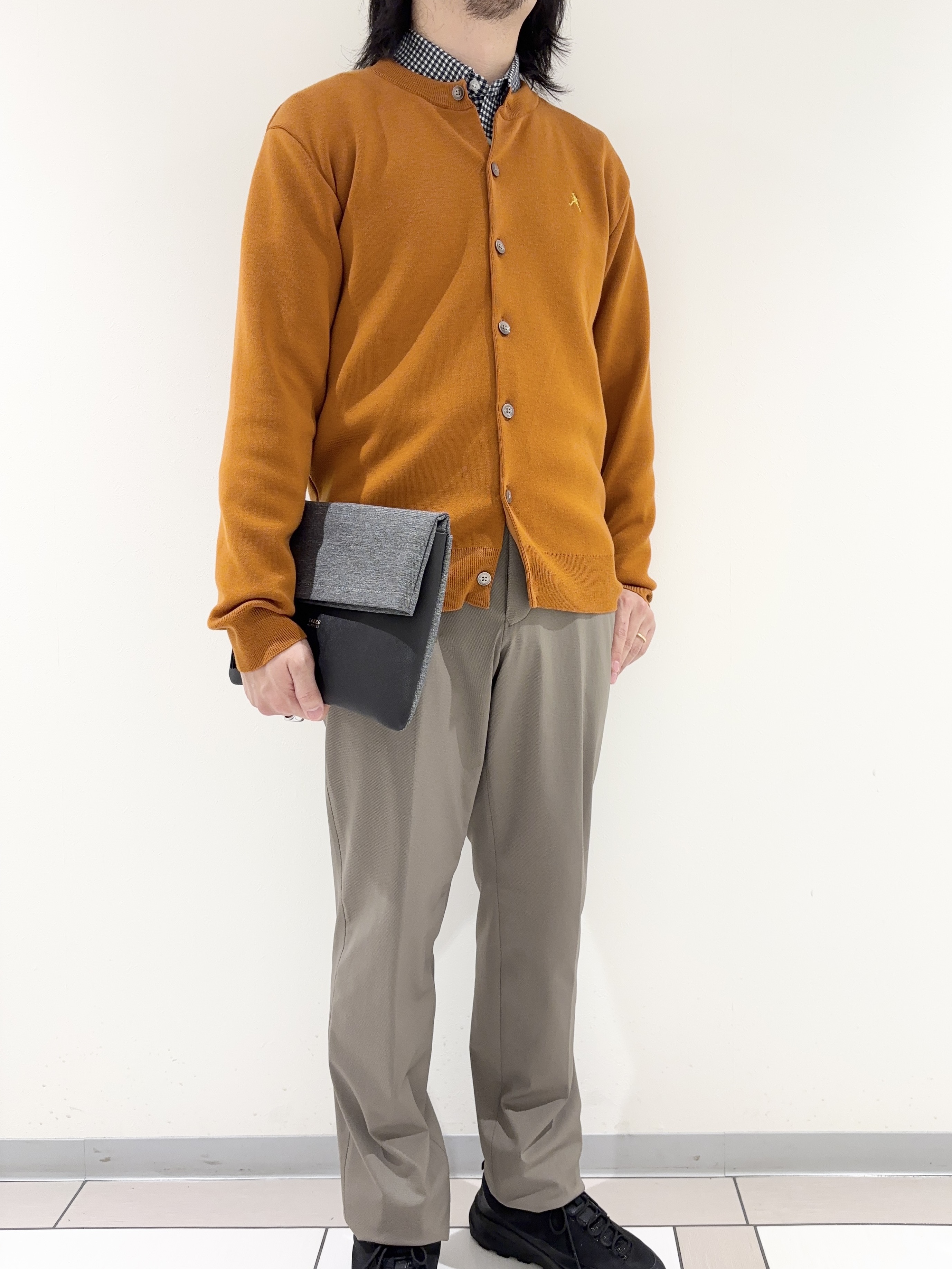 及川さんの「TAKEO KIKUCHI｜【BOWLER HAT LABEL】日本製クルーネックカーディガン」を使ったコーディネート