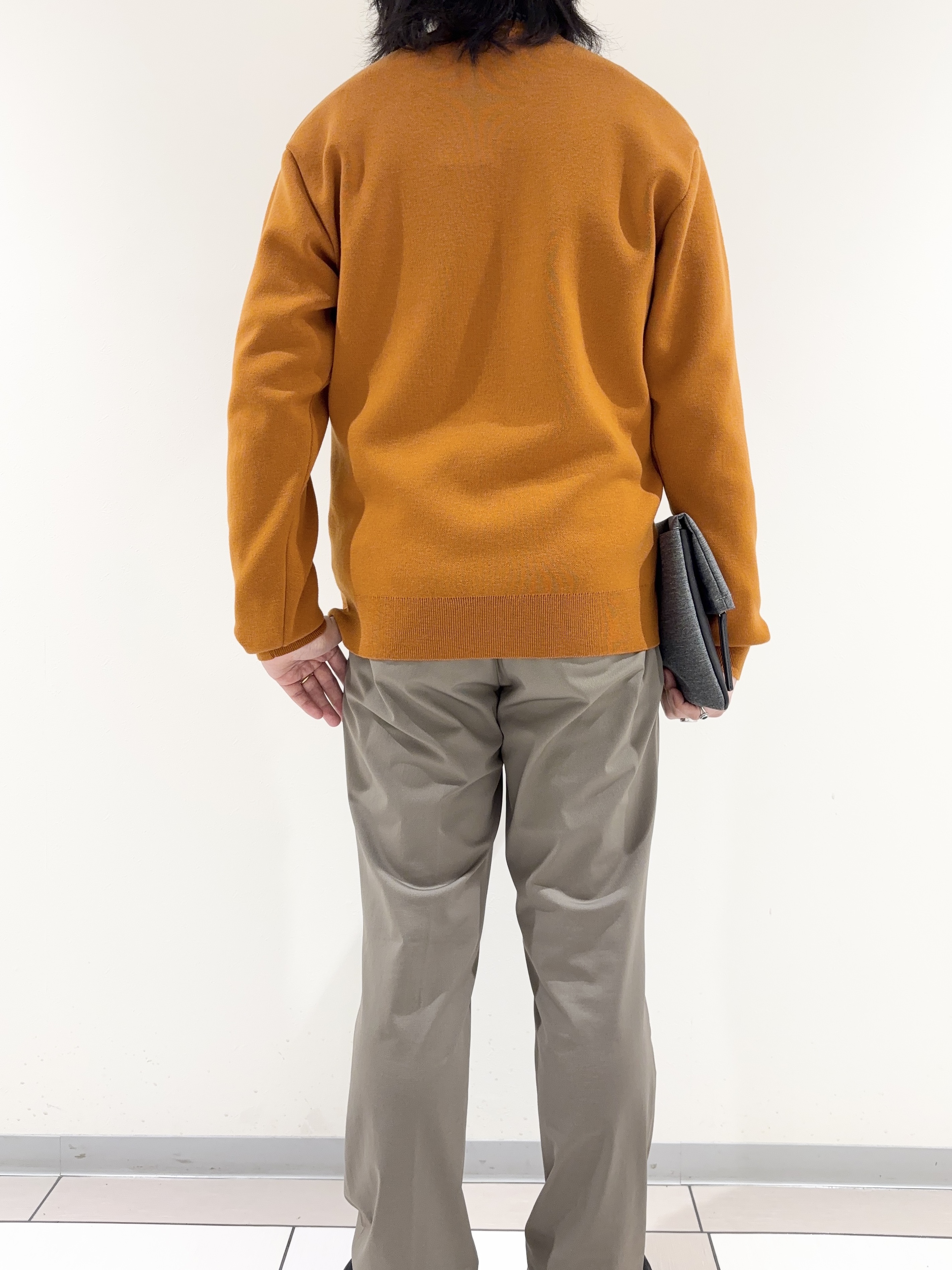 及川さんの「TAKEO KIKUCHI｜【BOWLER HAT LABEL】日本製クルーネックカーディガン」を使ったコーディネート