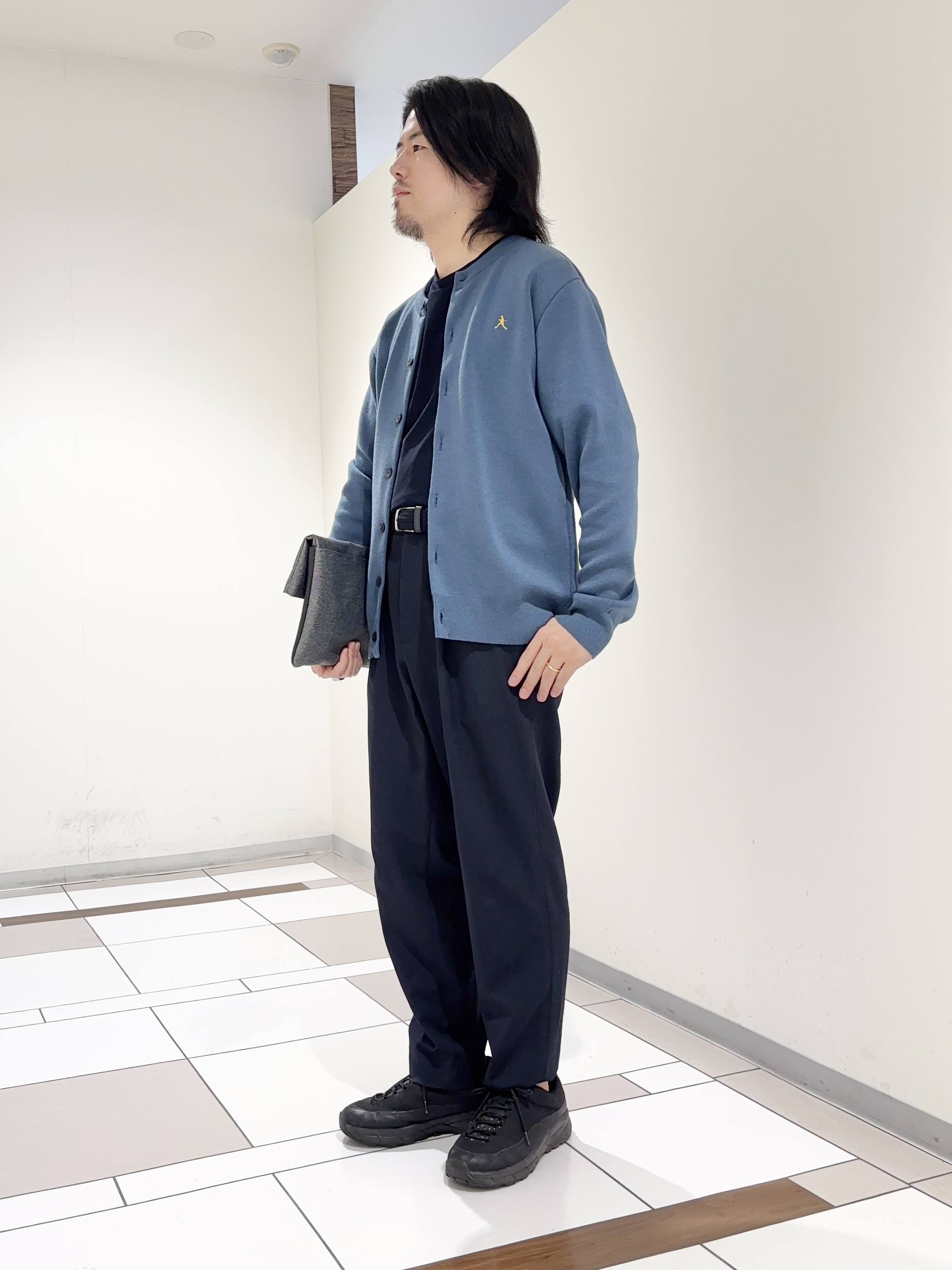 及川さんの「TAKEO KIKUCHI｜【BOWLER HAT LABEL】日本製クルーネックカーディガン」を使ったコーディネート